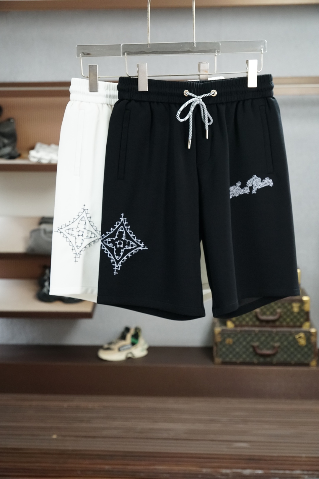 NO:929734,LV’s 2026 spring and summer new counters have the latest casual shorts. The original trousers are casual and versatile, with a casual and lazy style. Advanced custom-made high-weight and high-density ultra-thin high-weight jacquard fabrics, customized heavy jacquard craftsmanship, and overwhelming comfort. High-end atmosphere, whether you have the taste of summer, your first choice. M-3xL,, louis vuitton, shorts,19860909LV 2026春夏季新款专柜同步最新休闲短裤.原版裤型上身休闲百搭、随性慵懒范,高级定制高克重高密度超薄高克重提花面料,订制重工提花工艺,舒适感爆棚.高端大气,夏天的味道有没有,首选 .M-3xL,,louis vuitton,shorts,,Men's clothing