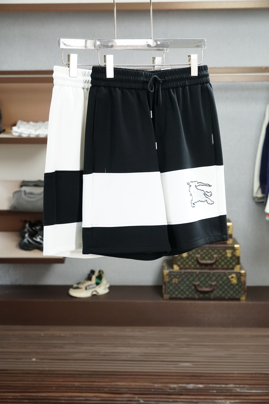 NO:929727,Burberry's 2026 spring and summer new counters are synchronized with the latest casual shorts. The original trousers are casual and versatile, with a casual and lazy style, advanced customized high-weight and high-density ultra-thin high-weight jacquard fabrics, customized heavy jacquard craftsmanship, and overwhelming comfort. High-end atmosphere, whether you have the taste of summer, your first choice. M-3xL,, burberry, shorts,19860909巴宝莉 2026春夏季新款专柜同步最新休闲短裤.原版裤型上身休闲百搭、随性慵懒范,高级定制高克重高密度超薄高克重提花面料,订制重工提花工艺,舒适感爆棚.高端大气,夏天的味道有没有,首选 .M-3xL,,burberry,shorts,,Men's clothing