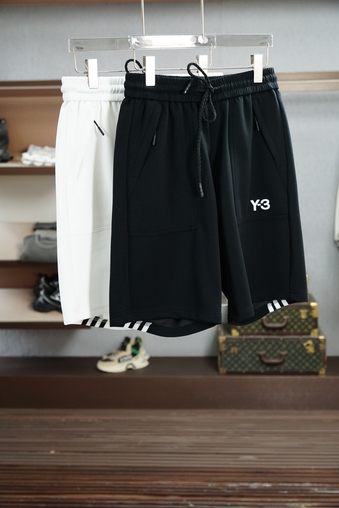 NO:929721,Y3 2026 spring and summer new counters have the latest casual shorts. The original trousers are casual and versatile, with a casual and lazy style. High-end customized high-weight and high-density ultra-thin high-weight jacquard fabrics, customized heavy jacquard craftsmanship, and overwhelming comfort. High-end atmosphere, whether you have the taste of summer, your first choice. M-3xL,, shorts,19860909Y3 2026春夏季新款专柜同步最新休闲短裤.原版裤型上身休闲百搭、随性慵懒范,高级定制高克重高密度超薄高克重提花面料,订制重工提花工艺,舒适感爆棚.高端大气,夏天的味道有没有,首选 .M-3xL,,shorts,,Men's clothing