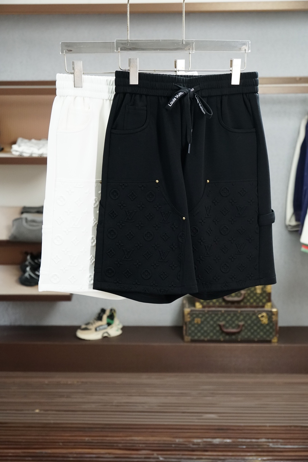 NO:929715,LV’s 2026 spring and summer new counters have the latest casual shorts. The original trousers are casual and versatile, with a casual and lazy style. Advanced custom-made high-weight and high-density ultra-thin high-weight jacquard fabrics, customized heavy jacquard craftsmanship, and overwhelming comfort. High-end atmosphere, whether you have the taste of summer, your first choice. M-3xL,, louis vuitton, shorts,19860909LV 2026春夏季新款专柜同步最新休闲短裤.原版裤型上身休闲百搭、随性慵懒范,高级定制高克重高密度超薄高克重提花面料,订制重工提花工艺,舒适感爆棚.高端大气,夏天的味道有没有,首选 .M-3xL,,louis vuitton,shorts,,Men's clothing