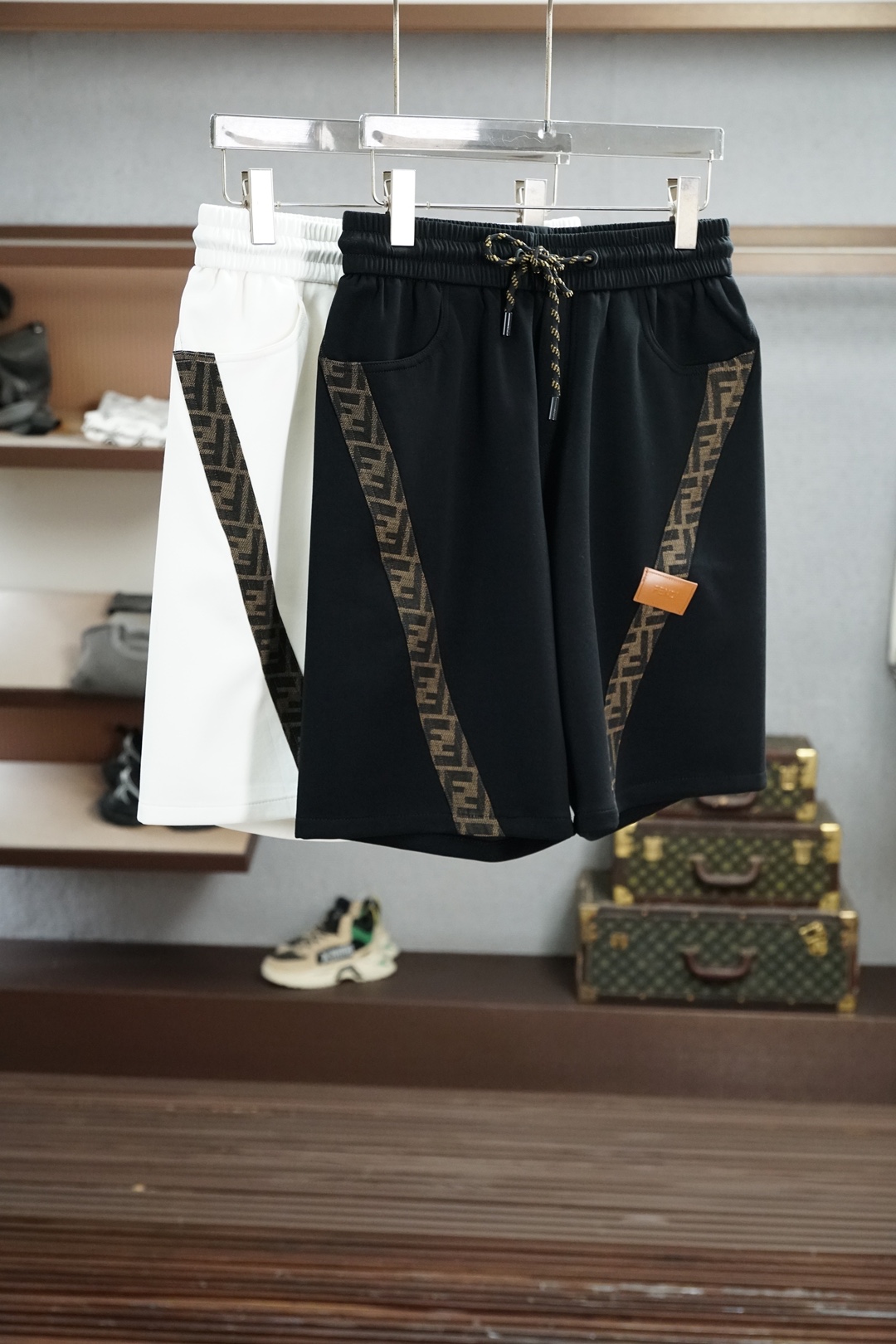 NO:929710,Fendi's 2026 spring and summer new counters are synchronized with the latest casual shorts. The original pants type upper body is casual and versatile, casual and lazy, advanced custom high-weight, high-density ultra-thin high-weight jacquard fabric, customized heavy jacquard craftsmanship, overwhelming comfort. High-end atmosphere, whether you have the taste of summer, your first choice. M-3xL,,fendi,shorts,19860909芬迪 2026春夏季新款专柜同步最新休闲短裤.原版裤型上身休闲百搭、随性慵懒范,高级定制高克重高密度超薄高克重提花面料,订制重工提花工艺,舒适感爆棚.高端大气,夏天的味道有没有,首选 .M-3xL,,fendi,shorts,,Men's clothing