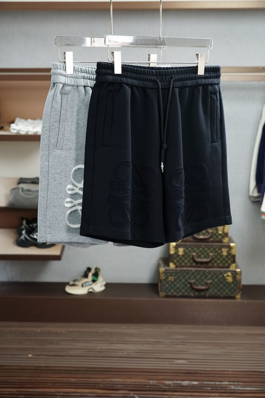 NO:929772,Loewe's 2026 spring and summer new counters are the latest casual shorts. The original trousers are casual and versatile, with a casual and lazy style, advanced custom high-weight, high-density ultra-thin high-weight jacquard fabrics, customized heavy jacquard craftsmanship, and overwhelming comfort. High-end atmosphere, whether you have the taste of summer, your first choice. M-3xL,,loewe,shorts,19860909罗意威 2026春夏季新款专柜同步最新休闲短裤.原版裤型上身休闲百搭、随性慵懒范,高级定制高克重高密度超薄高克重提花面料,订制重工提花工艺,舒适感爆棚.高端大气,夏天的味道有没有,首选 .M-3xL,,loewe,shorts,,Men's clothing