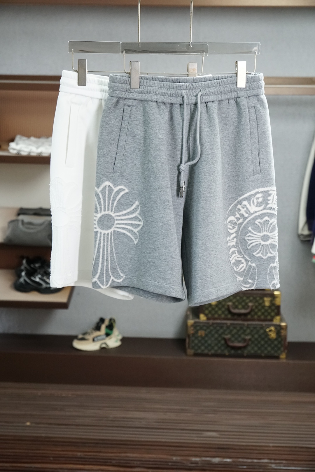 NO:929764,Chrome Hearts 2026 spring and summer new counter syncs with the latest casual shorts. The original pants type upper body is casual and versatile, casual and lazy style, advanced customized high weight and high density ultra-thin high weight jacquard fabric, customized heavy jacquard craftsmanship, overwhelming comfort. High-end atmosphere, whether you have the taste of summer, your first choice. M-3xL,, chrome hearts, shorts,19860909克罗心 2026春夏季新款专柜同步最新休闲短裤.原版裤型上身休闲百搭、随性慵懒范,高级定制高克重高密度超薄高克重提花面料,订制重工提花工艺,舒适感爆棚.高端大气,夏天的味道有没有,首选 .M-3xL,,chrome hearts,shorts,,Men's clothing