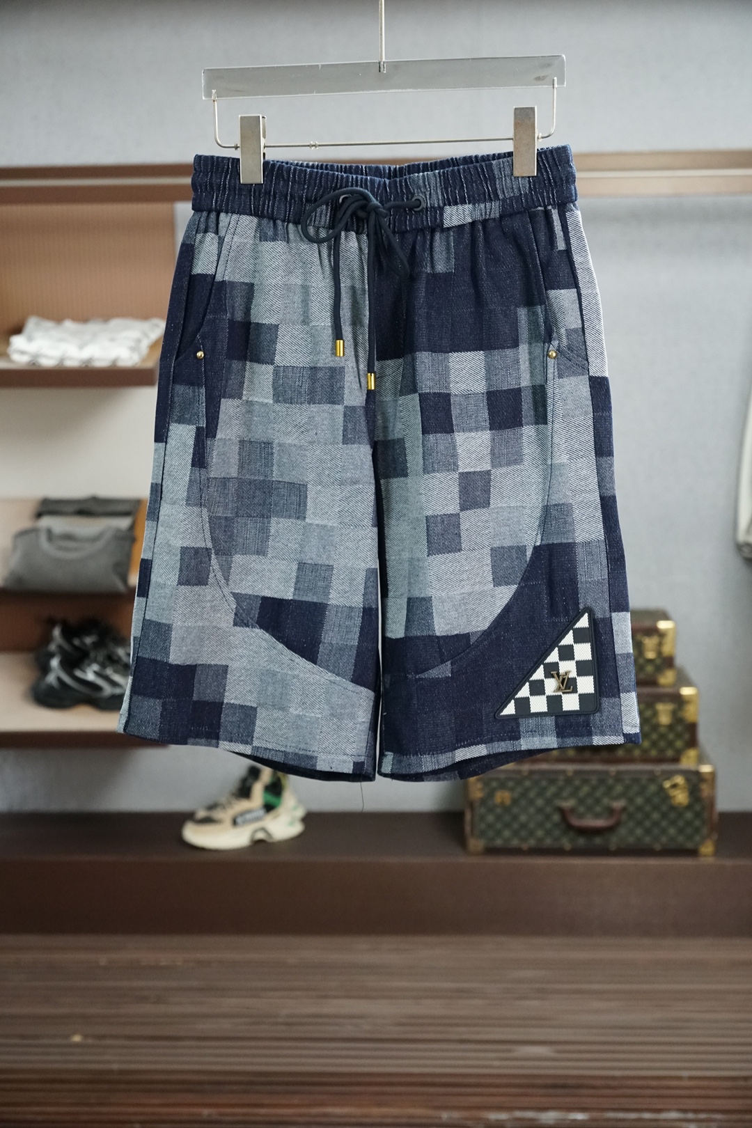 NO:929756,LV’s 2026 spring and summer new counters have the latest casual shorts. The original trousers are casual and versatile, with a casual and lazy style. Advanced custom-made high-weight and high-density ultra-thin high-weight jacquard fabrics, customized heavy jacquard craftsmanship, and overwhelming comfort. High-end atmosphere, whether you have the taste of summer, your first choice. M-3xL,, louis vuitton, shorts,19860909LV 2026春夏季新款专柜同步最新休闲短裤.原版裤型上身休闲百搭、随性慵懒范,高级定制高克重高密度超薄高克重提花面料,订制重工提花工艺,舒适感爆棚.高端大气,夏天的味道有没有,首选 .M-3xL,,louis vuitton,shorts,,Men's clothing