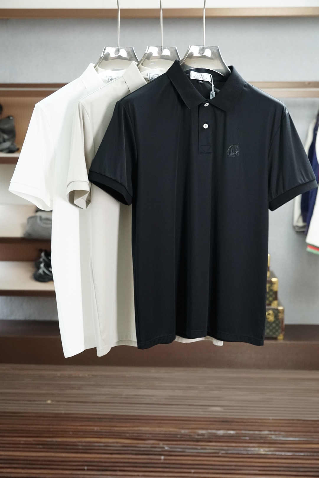 NO:929703,Hermès-1.1 top replica, 2026 latest men's polo short-sleeved T-shirt real shot, top quality three-dimensional tailoring, customized soft light cotton fabric, comfortable and breathable!  Customized brand logo embellishment ~ Charming and charming, the hand is delicate and soft, the upper body is comfortable and breathable, the style of a big brand is luxurious and elegant, the texture can only be imported and customized from Italy, versatile style, easy to wear, fine and meticulous workmanship, absolutely worth it!  Size M-4XL,,hermes,T-shirt,tees,t-shirt,19860909爱马仕-1.1顶级复刻,2026最新男士polo短袖T恤实物拍摄顶级好货立体剪裁 定制柔光棉面料,舒适透气！定制品牌logo标点缀～迷人魅力手感细腻柔软, 上身舒适透气 ,大牌风范 奢华大气 进口意大利定制才有的质感 百搭款式 穿着不挑人 ,做工精细一丝不苟 ,绝对值得的好货！ 码数M-4XL,,hermes,T-shirt,tees，t-shirt,,Men's clothing