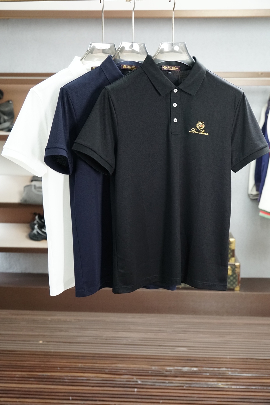 NO:929647,LP-1.1 top replica, 2026 latest men's polo short-sleeved T-shirt real shot, top quality goods, three-dimensional tailoring, customized soft light cotton fabric, comfortable and breathable!  Customized brand logo embellishment ~ Charming and charming, the hand is delicate and soft, the upper body is comfortable and breathable, the style of a big brand is luxurious and elegant, the texture can only be imported and customized from Italy, versatile style, easy to wear, fine and meticulous workmanship, absolutely worth it!  Size M-4XL,,loro piana,T-shirt,tees,t-shirt,19860909LP-1.1顶级复刻,2026最新男士polo短袖T恤实物拍摄顶级好货立体剪裁 定制柔光棉面料,舒适透气！定制品牌logo标点缀～迷人魅力手感细腻柔软, 上身舒适透气 ,大牌风范 奢华大气 进口意大利定制才有的质感 百搭款式 穿着不挑人 ,做工精细一丝不苟 ,绝对值得的好货！ 码数M-4XL,,loro piana,T-shirt,tees，t-shirt,,Men's clothing