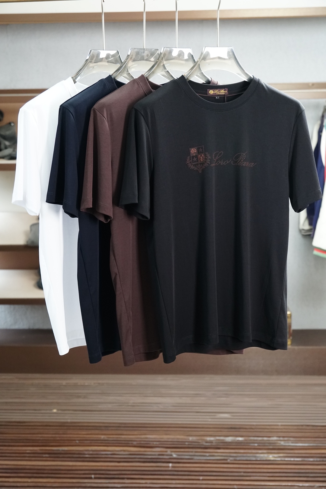 NO:929665,LP/2026 new spring and summer short-sleeved T-shirts for men and women!  Fashionable and casual short-sleeved T-shirt!  Letter logo pattern embroidery design!  It is highly designed and selected from 260g pure cotton fabrics supplied by customers. It feels soft and skin-friendly, comfortable and breathable. The real thing will definitely make you fall in love with it!  The round neck cut with loose shoulders and dropped shoulders, non-sexist style for couples to wear together, opens up a new fashion style!  Distinguish the market version of the high-definition series!  Size M-3XL,,loro piana,T-shirt,tees,t-shirt,19860909LP/2026春夏新款男女同款短袖T恤！时尚休闲短袖T恤衫！字母logo图案刺绣设计！极具设计精选客供260g纯棉面料,手感柔软亲肤,着身舒适透气性都无法挑剔,实物绝对会让你爱不释手！宽松小落肩的圆领版型裁剪,无性别主义的情侣混穿款式,打开全新的时装新韵味！区别市场版本高定系列！尺码M-3XL,,loro piana,T-shirt,tees，t-shirt,,Men's clothing