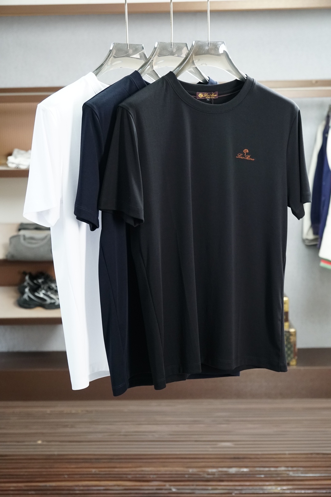 NO:929708,LP/2026 new spring and summer short-sleeved T-shirts for men and women!  Fashionable and casual short-sleeved T-shirt!  Letter logo pattern embroidery design!  It is highly designed and selected from 260g pure cotton fabrics supplied by customers. It feels soft and skin-friendly, comfortable and breathable. The real thing will definitely make you fall in love with it!  The round neck cut with loose shoulders and dropped shoulders, non-sexist style for couples to wear together, opens up a new fashion style!  Distinguish the market version of the high-definition series!  Size M-3XL,,loro piana,T-shirt,tees,t-shirt,19860909LP/2026春夏新款男女同款短袖T恤！时尚休闲短袖T恤衫！字母logo图案刺绣设计！极具设计精选客供260g纯棉面料,手感柔软亲肤,着身舒适透气性都无法挑剔,实物绝对会让你爱不释手！宽松小落肩的圆领版型裁剪,无性别主义的情侣混穿款式,打开全新的时装新韵味！区别市场版本高定系列！尺码M-3XL,,loro piana,T-shirt,tees，t-shirt,,Men's clothing