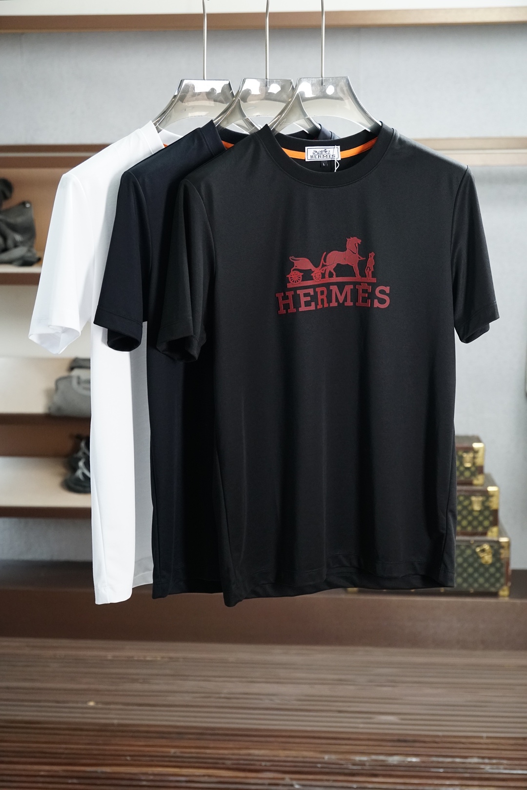 NO:929695,Hermès/2026 new spring and summer short-sleeved T-shirts for men and women!  Fashionable and casual short-sleeved T-shirt!  Letter logo pattern embroidery design!  It is highly designed and selected from 260g pure cotton fabrics supplied by customers. It feels soft and skin-friendly, comfortable and breathable. The real thing will definitely make you fall in love with it!  The round neck cut with loose shoulders and dropped shoulders, non-sexist style for couples to wear together, opens up a new fashion style!  Distinguish the market version of the high-definition series!  Size M-3XL,,hermes,T-shirt,tees,t-shirt,19860909爱马仕/2026春夏新款男女同款短袖T恤！时尚休闲短袖T恤衫！字母logo图案刺绣设计！极具设计精选客供260g纯棉面料,手感柔软亲肤,着身舒适透气性都无法挑剔,实物绝对会让你爱不释手！宽松小落肩的圆领版型裁剪,无性别主义的情侣混穿款式,打开全新的时装新韵味！区别市场版本高定系列！尺码M-3XL,,hermes,T-shirt,tees，t-shirt,,Men's clothing