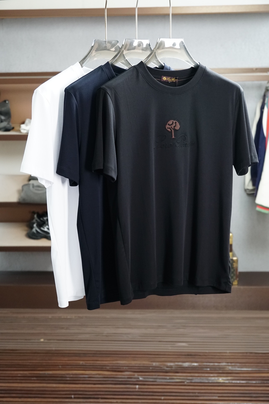 NO:929720,LP/2026 new spring and summer short-sleeved T-shirts for men and women!  Fashionable and casual short-sleeved T-shirt!  Letter logo pattern embroidery design!  It is highly designed and selected from 260g pure cotton fabrics supplied by customers. It feels soft and skin-friendly, comfortable and breathable. The real thing will definitely make you fall in love with it!  The round neck cut with loose shoulders and dropped shoulders, non-sexist style for couples to wear together, opens up a new fashion style!  Distinguish the market version of the high-definition series!  Size M-3XL,,loro piana,T-shirt,tees,t-shirt,19860909LP/2026春夏新款男女同款短袖T恤！时尚休闲短袖T恤衫！字母logo图案刺绣设计！极具设计精选客供260g纯棉面料,手感柔软亲肤,着身舒适透气性都无法挑剔,实物绝对会让你爱不释手！宽松小落肩的圆领版型裁剪,无性别主义的情侣混穿款式,打开全新的时装新韵味！区别市场版本高定系列！尺码M-3XL,,loro piana,T-shirt,tees，t-shirt,,Men's clothing