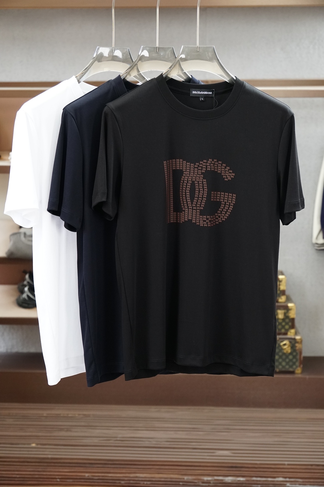 NO:929726,DG/2026 new spring and summer short-sleeved T-shirts for men and women!  Fashionable and casual short-sleeved T-shirt!  Letter logo pattern embroidery design!  It is highly designed and selected from 260g pure cotton fabrics supplied by customers. It feels soft and skin-friendly, comfortable and breathable. The real thing will definitely make you fall in love with it!  The round neck cut with loose shoulders and dropped shoulders, non-sexist style for couples to wear together, opens up a new fashion style!  Distinguish the market version of the high-definition series!  Size M-3XL,,T-shirt,tees,t-shirt,19860909DG/2026春夏新款男女同款短袖T恤！时尚休闲短袖T恤衫！字母logo图案刺绣设计！极具设计精选客供260g纯棉面料,手感柔软亲肤,着身舒适透气性都无法挑剔,实物绝对会让你爱不释手！宽松小落肩的圆领版型裁剪,无性别主义的情侣混穿款式,打开全新的时装新韵味！区别市场版本高定系列！尺码M-3XL,,T-shirt,tees，t-shirt,,Men's clothing