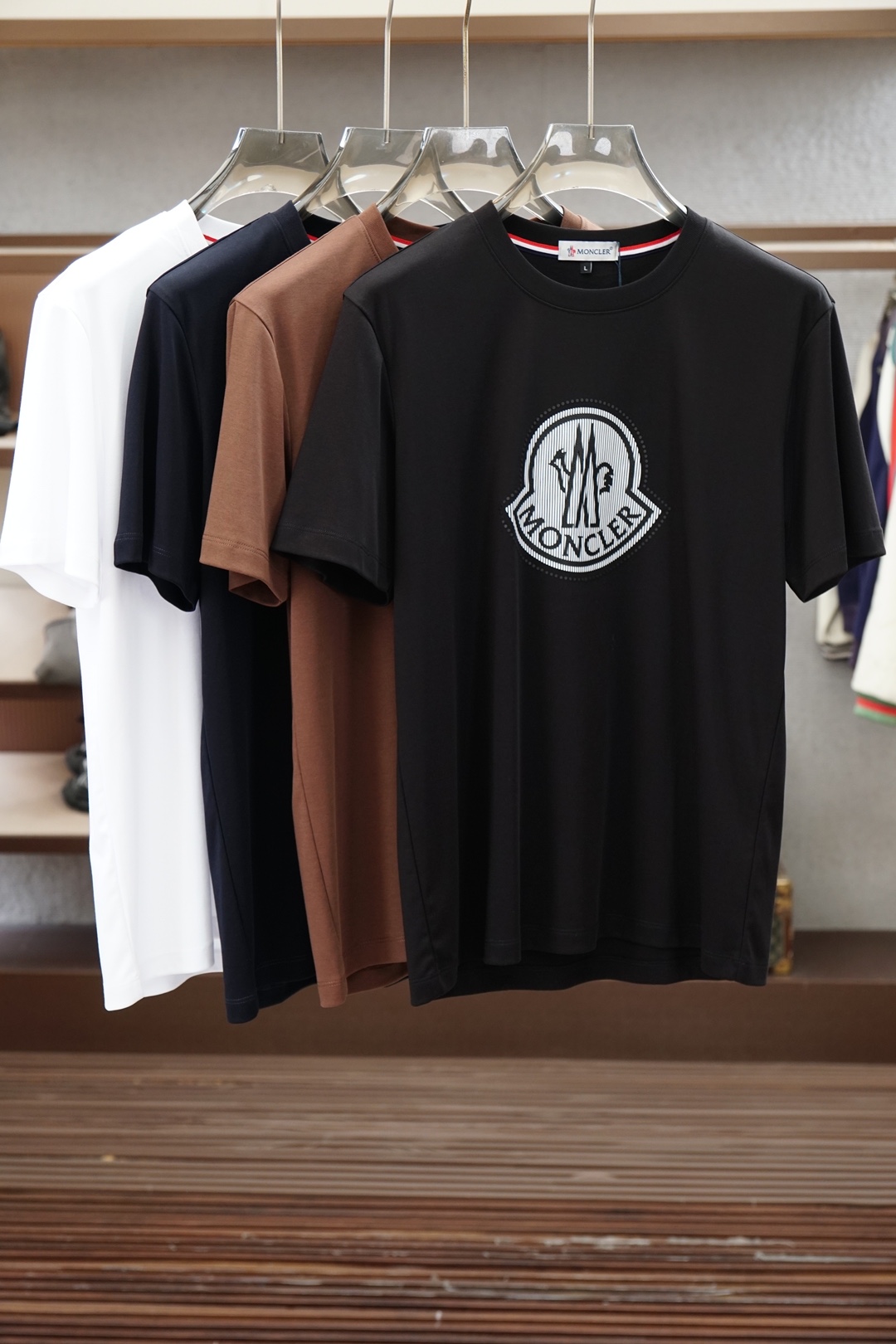 NO:929655,Mouthless/2026 new spring and summer short-sleeved T-shirts for men and women!  Fashionable and casual short-sleeved T-shirt!  Letter logo pattern embroidery design!  It is highly designed and selected from 260g pure cotton fabrics supplied by customers. It feels soft and skin-friendly, comfortable and breathable. The real thing will definitely make you fall in love with it!  The round neck cut with loose shoulders and dropped shoulders, non-sexist style for couples to wear together, opens up a new fashion style!  Distinguish the market version of the high-definition series!  Size M-3XL,,Moncler,T-shirt,tees,t-shirt,19860909蒙口/2026春夏新款男女同款短袖T恤！时尚休闲短袖T恤衫！字母logo图案刺绣设计！极具设计精选客供260g纯棉面料,手感柔软亲肤,着身舒适透气性都无法挑剔,实物绝对会让你爱不释手！宽松小落肩的圆领版型裁剪,无性别主义的情侣混穿款式,打开全新的时装新韵味！区别市场版本高定系列！尺码M-3XL,,Moncler,T-shirt,tees，t-shirt,,Men's clothing