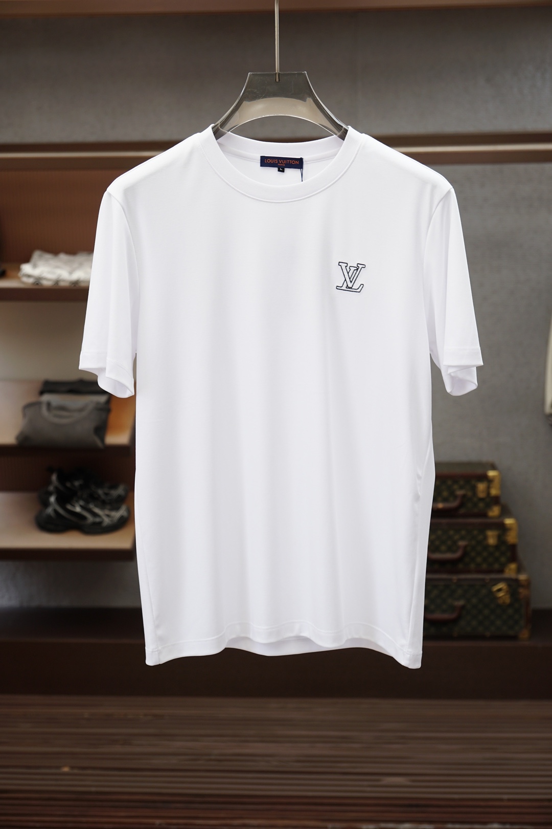 NO:929733,LV2026 new spring and summer short-sleeved T-shirts for men and women!  Fashionable and casual short-sleeved T-shirt!  Letter logo pattern embroidery design!  It is highly designed and selected from 260g pure cotton fabrics supplied by customers. It feels soft and skin-friendly, comfortable and breathable. The real thing will definitely make you fall in love with it!  The round neck cut with loose shoulders and dropped shoulders, non-sexist style for couples to wear together, opens up a new fashion style!  Distinguish the market version of the high-definition series!  Size M-3XL,,louis vuitton,T-shirt,tees,t-shirt,19860909LV2026春夏新款男女同款短袖T恤！时尚休闲短袖T恤衫！字母logo图案刺绣设计！极具设计精选客供260g纯棉面料,手感柔软亲肤,着身舒适透气性都无法挑剔,实物绝对会让你爱不释手！宽松小落肩的圆领版型裁剪,无性别主义的情侣混穿款式,打开全新的时装新韵味！区别市场版本高定系列！尺码M-3XL,,louis vuitton,T-shirt,tees，t-shirt,,Men's clothing