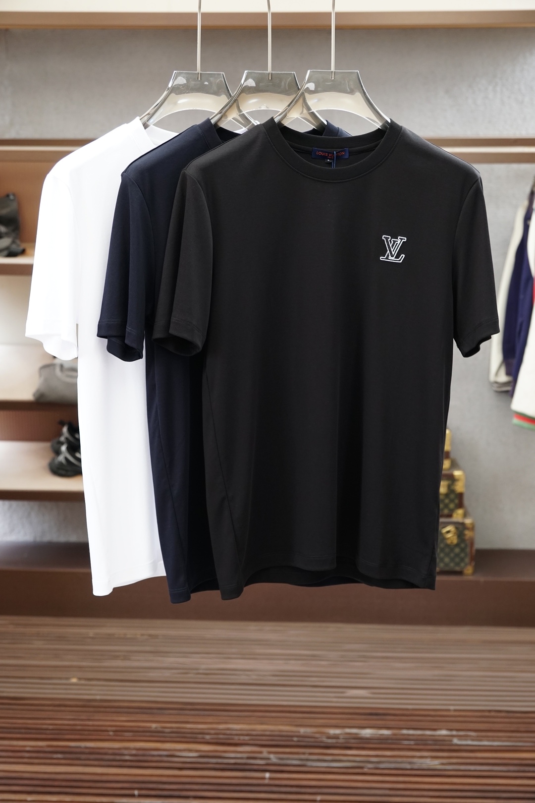 NO:929740,LV/2026 new spring and summer short-sleeved T-shirts for men and women!  Fashionable and casual short-sleeved T-shirt!  Letter logo pattern embroidery design!  It is highly designed and selected from 260g pure cotton fabrics supplied by customers. It feels soft and skin-friendly, comfortable and breathable. The real thing will definitely make you fall in love with it!  The round neck cut with loose shoulders and dropped shoulders, non-sexist style for couples to wear together, opens up a new fashion style!  Distinguish the market version of the high-definition series!  Size M-3XL,,louis vuitton,T-shirt,tees,t-shirt,19860909LV/2026春夏新款男女同款短袖T恤！时尚休闲短袖T恤衫！字母logo图案刺绣设计！极具设计精选客供260g纯棉面料,手感柔软亲肤,着身舒适透气性都无法挑剔,实物绝对会让你爱不释手！宽松小落肩的圆领版型裁剪,无性别主义的情侣混穿款式,打开全新的时装新韵味！区别市场版本高定系列！尺码M-3XL,,louis vuitton,T-shirt,tees，t-shirt,,Men's clothing