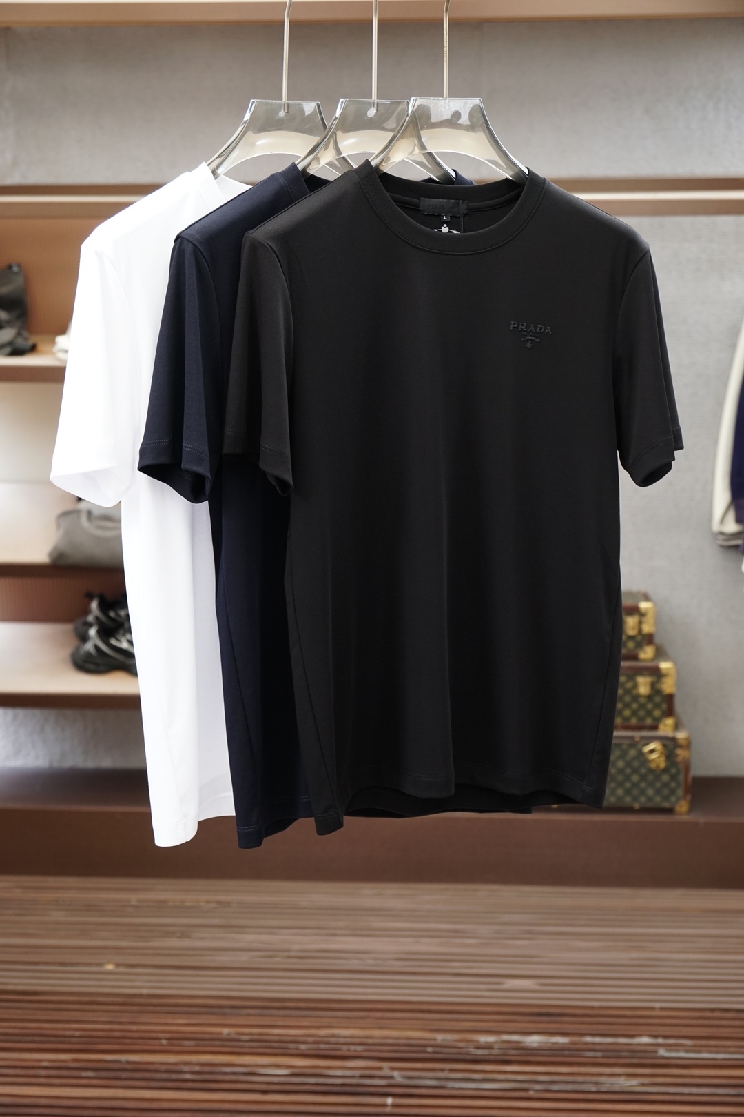 NO:929747,Prada/2026 new spring and summer short-sleeved T-shirts for men and women!  Fashionable and casual short-sleeved T-shirt!  Letter logo pattern embroidery design!  It is highly designed and selected from 260g pure cotton fabrics supplied by customers. It feels soft and skin-friendly, comfortable and breathable. The real thing will definitely make you fall in love with it!  The round neck cut with loose shoulders and dropped shoulders, non-sexist style for couples to wear together, opens up a new fashion style!  Distinguish the market version of the high-definition series!  Size M-3XL,,prada,T-shirt,tees,t-shirt,19860909普拉达/2026春夏新款男女同款短袖T恤！时尚休闲短袖T恤衫！字母logo图案刺绣设计！极具设计精选客供260g纯棉面料,手感柔软亲肤,着身舒适透气性都无法挑剔,实物绝对会让你爱不释手！宽松小落肩的圆领版型裁剪,无性别主义的情侣混穿款式,打开全新的时装新韵味！区别市场版本高定系列！尺码M-3XL,,prada,T-shirt,tees，t-shirt,,Men's clothing