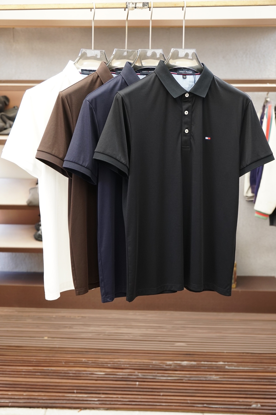 NO:929639,Tommy-1.1 top replica, 2026 latest men's polo short-sleeved T-shirt real shot, top quality goods, three-dimensional tailoring, customized soft light cotton fabric, comfortable and breathable!  Customized brand logo embellishment ~ Charming and charming, the hand is delicate and soft, the upper body is comfortable and breathable, the style of a big brand is luxurious and elegant, the texture can only be imported and customized from Italy, versatile style, easy to wear, fine and meticulous workmanship, absolutely worth it!  Size M-4XL,,tom ford,T-shirt,tees,t-shirt,19860909Tommy-1.1顶级复刻,2026最新男士polo短袖T恤实物拍摄顶级好货立体剪裁 定制柔光棉面料,舒适透气！定制品牌logo标点缀～迷人魅力手感细腻柔软, 上身舒适透气 ,大牌风范 奢华大气 进口意大利定制才有的质感 百搭款式 穿着不挑人 ,做工精细一丝不苟 ,绝对值得的好货！ 码数M-4XL,,tom ford,T-shirt,tees，t-shirt,,Men's clothing