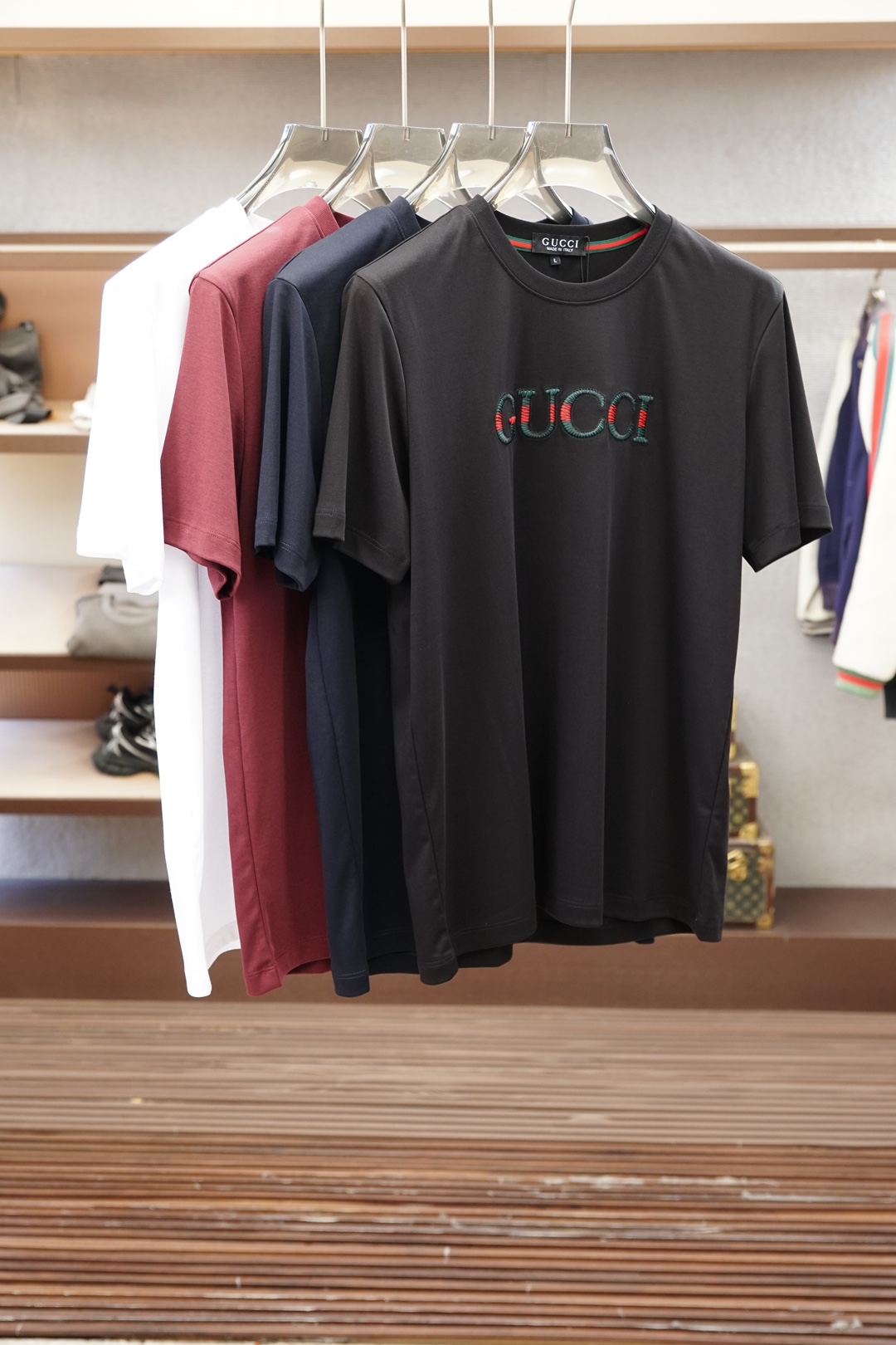 NO:929687,Gucci/2026 new spring and summer short-sleeved T-shirts for men and women!  Fashionable and casual short-sleeved T-shirt!  Letter logo pattern embroidery design!  It is highly designed and selected from 260g pure cotton fabrics supplied by customers. It feels soft and skin-friendly, comfortable and breathable. The real thing will definitely make you fall in love with it!  The round neck cut with loose shoulders and dropped shoulders, non-sexist style for couples to wear together, opens up a new fashion style!  Distinguish the market version of the high-definition series!  Size M-3XL,,gucci,T-shirt,tees,t-shirt,19860909古驰/2026春夏新款男女同款短袖T恤！时尚休闲短袖T恤衫！字母logo图案刺绣设计！极具设计精选客供260g纯棉面料,手感柔软亲肤,着身舒适透气性都无法挑剔,实物绝对会让你爱不释手！宽松小落肩的圆领版型裁剪,无性别主义的情侣混穿款式,打开全新的时装新韵味！区别市场版本高定系列！尺码M-3XL,,gucci,T-shirt,tees，t-shirt,,Men's clothing