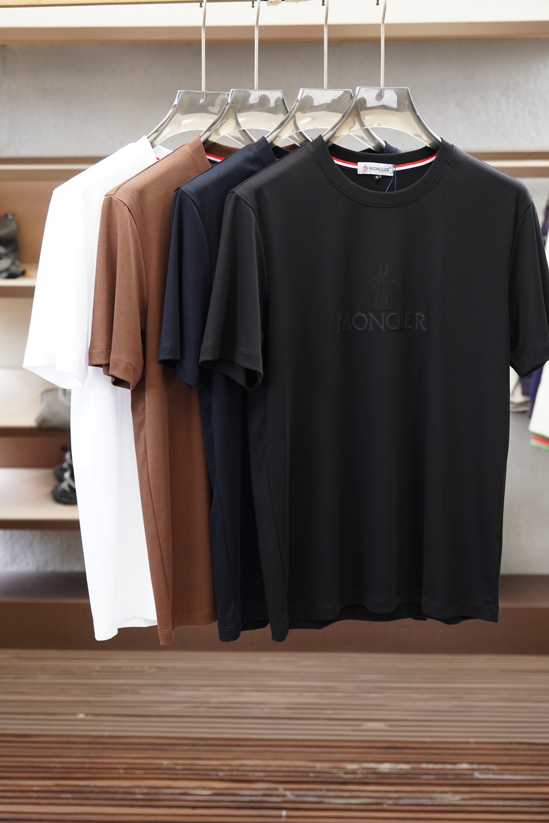 NO:929714,Mouthless/2026 new spring and summer short-sleeved T-shirts for men and women!  Fashionable and casual short-sleeved T-shirt!  Letter logo pattern embroidery design!  It is highly designed and selected from 260g pure cotton fabrics supplied by customers. It feels soft and skin-friendly, comfortable and breathable. The real thing will definitely make you fall in love with it!  The round neck cut with loose shoulders and dropped shoulders, non-sexist style for couples to wear together, opens up a new fashion style!  Distinguish the market version of the high-definition series!  Size M-3XL,,Moncler,T-shirt,tees,t-shirt,19860909蒙口/2026春夏新款男女同款短袖T恤！时尚休闲短袖T恤衫！字母logo图案刺绣设计！极具设计精选客供260g纯棉面料,手感柔软亲肤,着身舒适透气性都无法挑剔,实物绝对会让你爱不释手！宽松小落肩的圆领版型裁剪,无性别主义的情侣混穿款式,打开全新的时装新韵味！区别市场版本高定系列！尺码M-3XL,,Moncler,T-shirt,tees，t-shirt,,Men's clothing