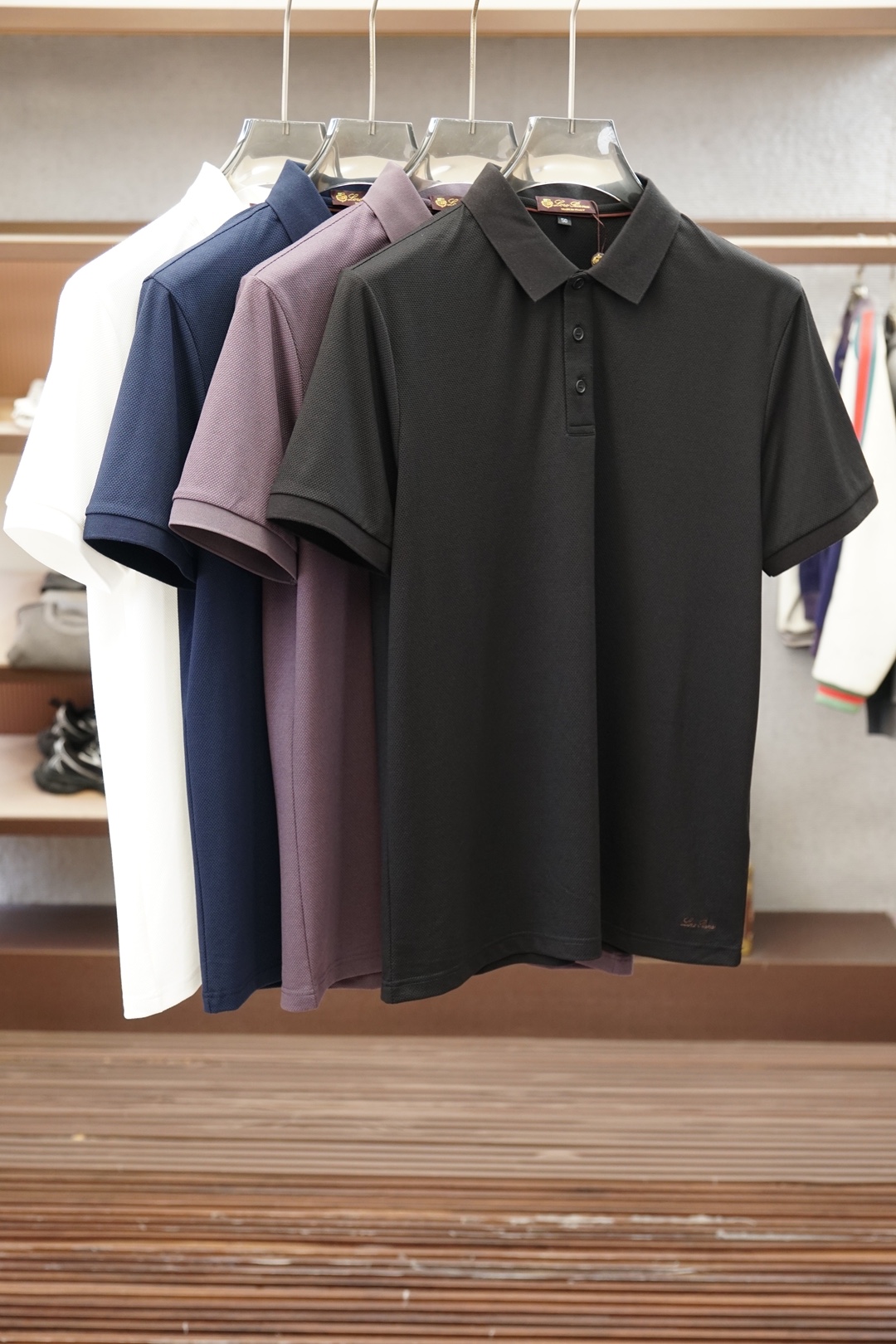 NO:929630,LP-1.1 top replica, 2026 latest men's polo short-sleeved T-shirt real shot, top quality goods, three-dimensional tailoring, customized soft light cotton fabric, comfortable and breathable!  Customized brand logo embellishment ~ Charming and charming, the hand is delicate and soft, the upper body is comfortable and breathable, the style of a big brand is luxurious and elegant, the texture can only be imported and customized from Italy, versatile style, easy to wear, fine and meticulous workmanship, absolutely worth it!  Size M-4XL,,loro piana,T-shirt,tees,t-shirt,19860909LP-1.1顶级复刻,2026最新男士polo短袖T恤实物拍摄顶级好货立体剪裁 定制柔光棉面料,舒适透气！定制品牌logo标点缀～迷人魅力手感细腻柔软, 上身舒适透气 ,大牌风范 奢华大气 进口意大利定制才有的质感 百搭款式 穿着不挑人 ,做工精细一丝不苟 ,绝对值得的好货！ 码数M-4XL,,loro piana,T-shirt,tees，t-shirt,,Men's clothing
