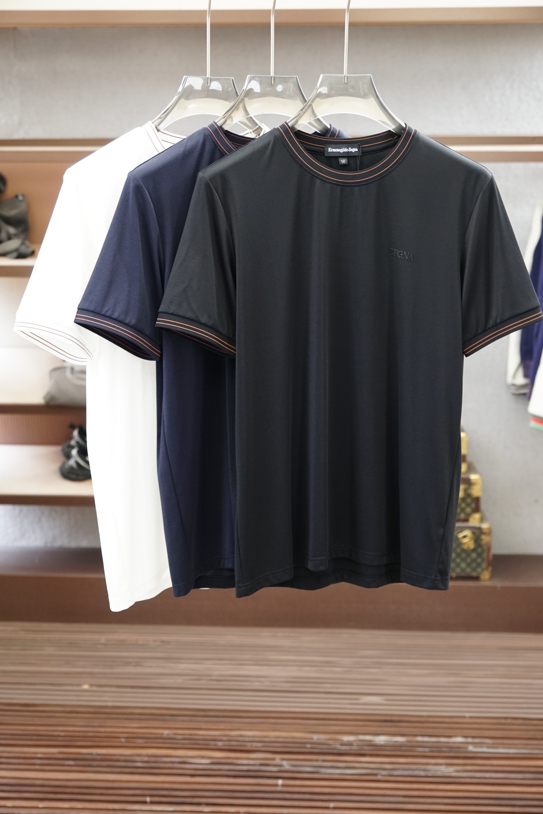 NO:929704,Ermenegildo Zegna/2026 new spring and summer short-sleeved T-shirts for men and women!  Fashionable and casual short-sleeved T-shirt!  Letter logo pattern embroidery design!  It is highly designed and selected from 260g pure cotton fabrics supplied by customers. It feels soft and skin-friendly, comfortable and breathable. The real thing will definitely make you fall in love with it!  The round neck cut with loose shoulders and dropped shoulders, non-sexist style for couples to wear together, opens up a new fashion style!  Distinguish the market version of the high-definition series!  Size M-3XL,,zegna,T-shirt,tees,t-shirt,19860909杰尼亚/2026春夏新款男女同款短袖T恤！时尚休闲短袖T恤衫！字母logo图案刺绣设计！极具设计精选客供260g纯棉面料,手感柔软亲肤,着身舒适透气性都无法挑剔,实物绝对会让你爱不释手！宽松小落肩的圆领版型裁剪,无性别主义的情侣混穿款式,打开全新的时装新韵味！区别市场版本高定系列！尺码M-3XL,,zegna,T-shirt,tees，t-shirt,,Men's clothing