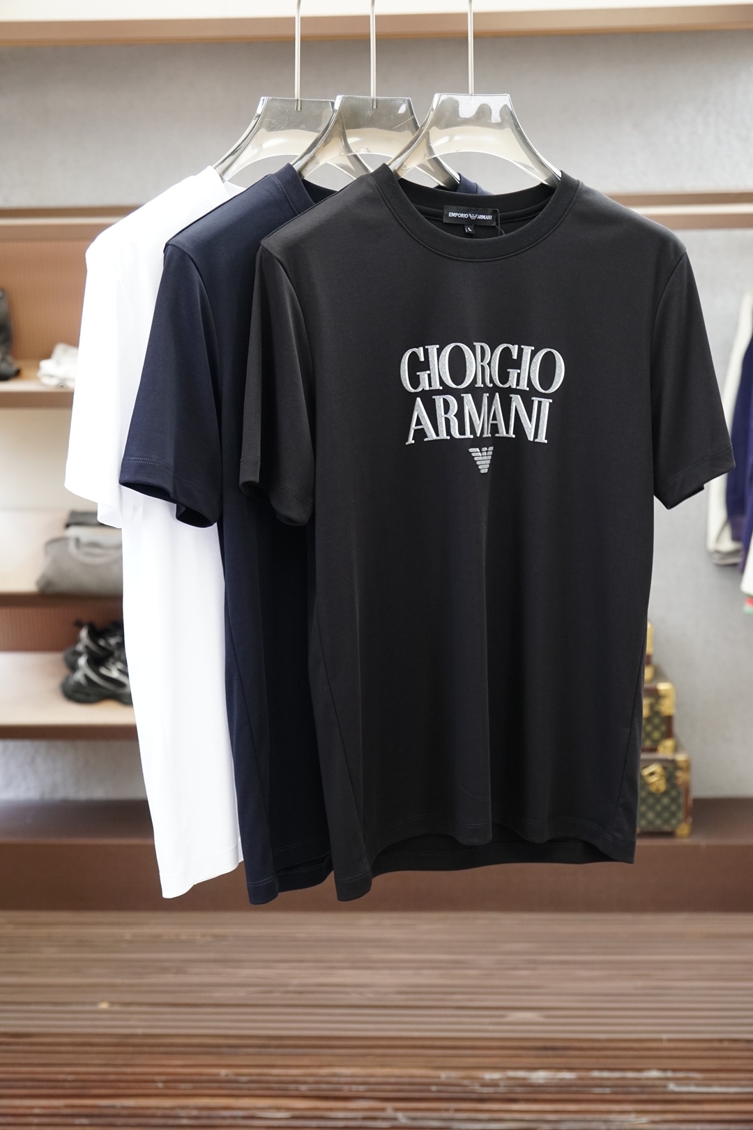NO:929672,Armani/2026 new spring and summer short-sleeved T-shirts for men and women!  Fashionable and casual short-sleeved T-shirt!  Letter logo pattern embroidery design!  It is highly designed and selected from 260g pure cotton fabrics supplied by customers. It feels soft and skin-friendly, comfortable and breathable. The real thing will definitely make you fall in love with it!  The round neck cut with loose shoulders and dropped shoulders, non-sexist style for couples to wear together, opens up a new fashion style!  Distinguish the market version of the high-definition series!  Size M-3XL, armani, T-shirt, tees, t-shirt,19860909阿玛尼/2026春夏新款男女同款短袖T恤！时尚休闲短袖T恤衫！字母logo图案刺绣设计！极具设计精选客供260g纯棉面料,手感柔软亲肤,着身舒适透气性都无法挑剔,实物绝对会让你爱不释手！宽松小落肩的圆领版型裁剪,无性别主义的情侣混穿款式,打开全新的时装新韵味！区别市场版本高定系列！尺码M-3XL,,armani,T-shirt,tees，t-shirt,,Men's clothing