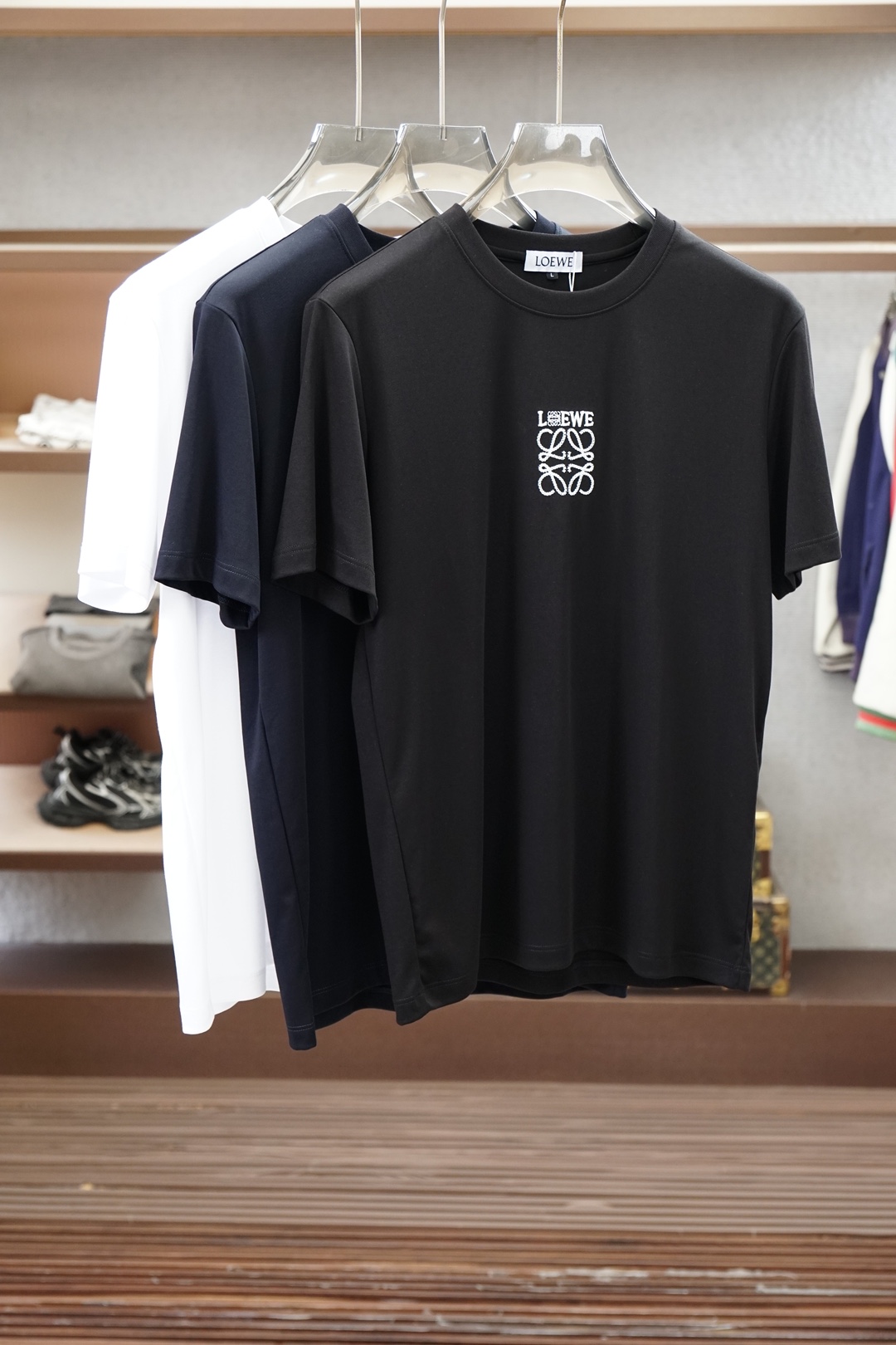 NO:929680,Luo Yiwei/2026 spring and summer new short-sleeved T-shirts for men and women!  Fashionable and casual short-sleeved T-shirt!  Letter logo pattern embroidery design!  It is highly designed and selected from 260g pure cotton fabrics supplied by customers. It feels soft and skin-friendly, comfortable and breathable. The real thing will definitely make you fall in love with it!  The round neck cut with loose shoulders and dropped shoulders, non-sexist style for couples to wear together, opens up a new fashion style!  Distinguish the market version of the high-definition series!  Size M-3XL,,loewe,T-shirt,tees,t-shirt,19860909罗意威/2026春夏新款男女同款短袖T恤！时尚休闲短袖T恤衫！字母logo图案刺绣设计！极具设计精选客供260g纯棉面料,手感柔软亲肤,着身舒适透气性都无法挑剔,实物绝对会让你爱不释手！宽松小落肩的圆领版型裁剪,无性别主义的情侣混穿款式,打开全新的时装新韵味！区别市场版本高定系列！尺码M-3XL,,loewe,T-shirt,tees，t-shirt,,Men's clothing
