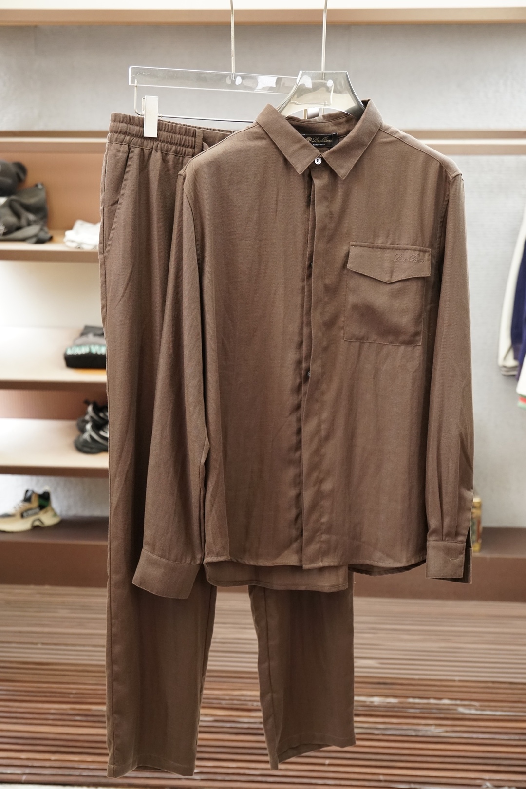 NO:935893,One high-end suit that does not need to be disassembled. Luo Yiwei/Suit 2026 counter has the same new casual suit!  Celebrities’ favorite fashion-flavored casual suit, simple and generous ribbon design, craftsmanship design!  Clean and neat tailoring, full of urban style. Exclusive top-grade custom-made linen fabrics are available. It feels soft, waxy and dry, and the upper body effect is crisp and stylish. Three-dimensional cutting technology!  The styles are all of high standard and have appropriate benefits!  It is not tight at all, and makes you feel good when you put it on. With so many top-quality raw materials, it creates a high-end product with unparalleled value. It is the first choice for high-end fashion people with complete three standards, and the upper body effect is super good-looking!  Size M-3XL,,loewe,19860909高端套装一套不拆 罗意威/套装 2026专柜同款新品休闲套装！明星最爱时装味休闲套装 简单大方织带设计 工艺设计！干净利落剪裁 都市风十足 可供独家顶级定制麻面料,手感软糯干爽,上身效果挺括有型.立体裁剪工艺！版型上都是高标准,恰当好处的廓型版！又恰恰不紧绷,,穿上心情就好,如此众多的顶级原料,打造出价值感无与伦比的高端产品,三标齐全高端潮流时尚人士首选,上身效果超级好看！码数M-3XL,,loewe,,Men's clothing