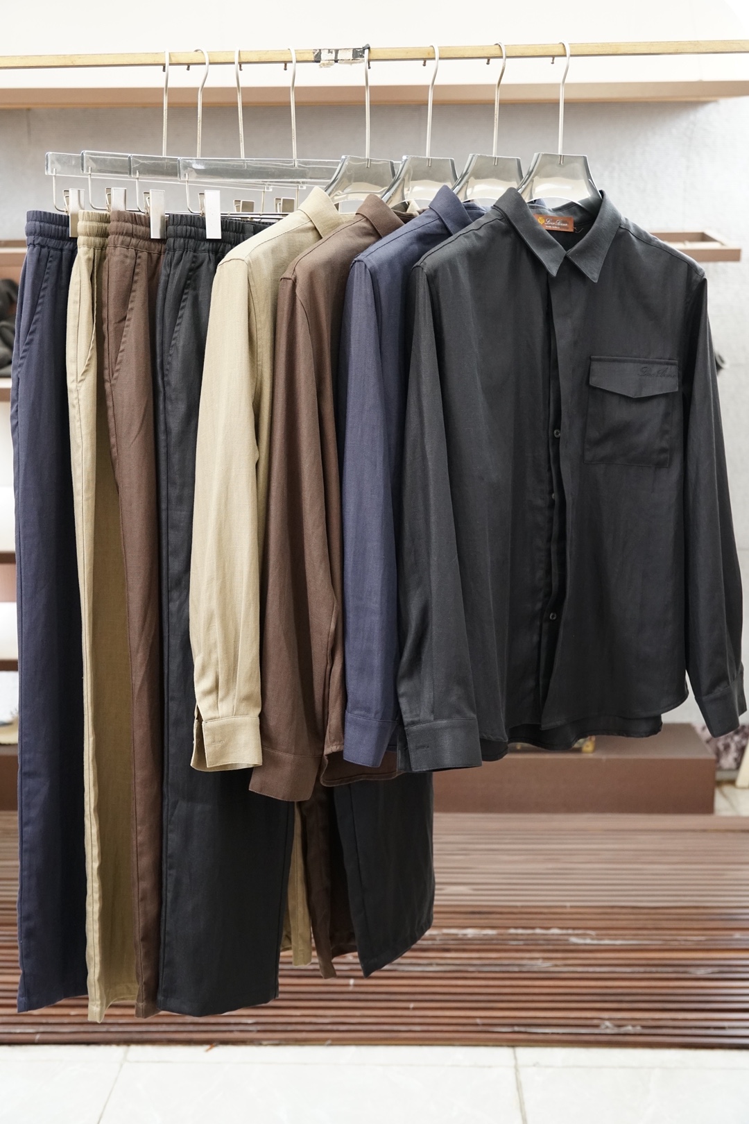 NO:935895,One high-end suit that does not need to be disassembled. Luo Yiwei/Suit 2026 counter has the same new casual suit!  Celebrities’ favorite fashion-flavored casual suit, simple and generous ribbon design, craftsmanship design!  Clean and neat tailoring, full of urban style. Exclusive top-grade custom-made linen fabrics are available. It feels soft, waxy and dry, and the upper body effect is crisp and stylish. Three-dimensional cutting technology!  The styles are all of high standard and have appropriate benefits!  It is not tight at all, and makes you feel good when you put it on. With so many top-quality raw materials, it creates a high-end product with unparalleled value. It is the first choice for high-end fashion people with complete three standards, and the upper body effect is super good-looking!  Size M-3XL,,loewe,19860909高端套装一套不拆 罗意威/套装 2026专柜同款新品休闲套装！明星最爱时装味休闲套装 简单大方织带设计 工艺设计！干净利落剪裁 都市风十足 可供独家顶级定制麻面料,手感软糯干爽,上身效果挺括有型.立体裁剪工艺！版型上都是高标准,恰当好处的廓型版！又恰恰不紧绷,,穿上心情就好,如此众多的顶级原料,打造出价值感无与伦比的高端产品,三标齐全高端潮流时尚人士首选,上身效果超级好看！码数M-3XL,,loewe,,Men's clothing