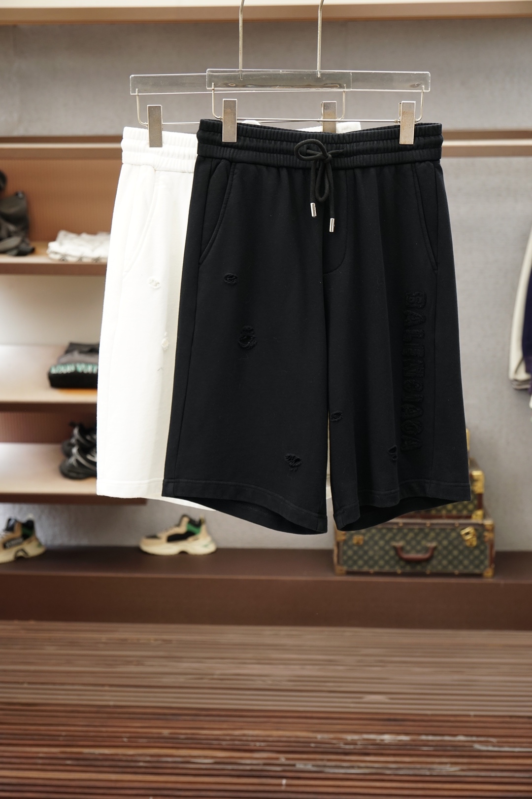 NO:935869,Balenciaga's 2026 spring and summer new counters are synchronized with the latest casual shorts. The original trousers are casual and versatile, with a casual and lazy style. Advanced customized high-weight and high-density ultra-thin high-weight jacquard fabrics, customized heavy jacquard craftsmanship, and overwhelming comfort. High-end atmosphere, whether you have the taste of summer, your first choice. M-3xL,, balenciaga, shorts,19860909巴黎世家 2026春夏季新款专柜同步最新休闲短裤.原版裤型上身休闲百搭、随性慵懒范,高级定制高克重高密度超薄高克重提花面料,订制重工提花工艺,舒适感爆棚.高端大气,夏天的味道有没有,首选 .M-3xL,,balenciaga,shorts,,Men's clothing