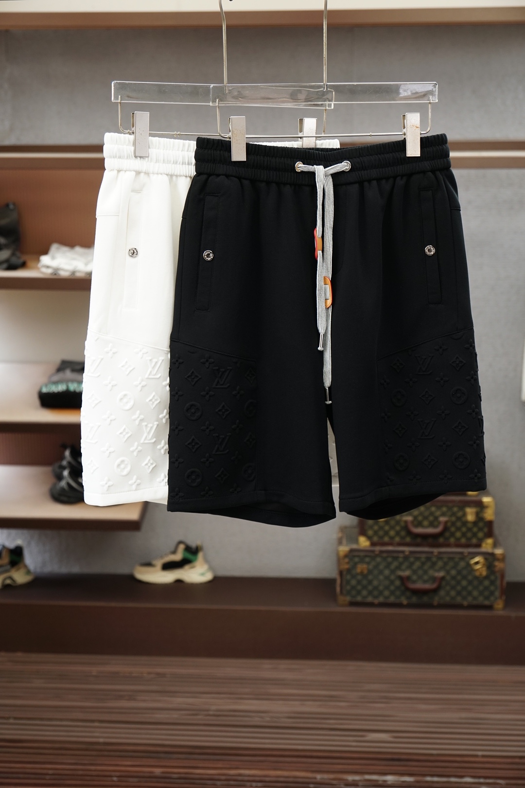 NO:935872,LV’s 2026 spring and summer new counters have the latest casual shorts. The original trousers are casual and versatile, with a casual and lazy style. Advanced custom-made high-weight and high-density ultra-thin high-weight jacquard fabrics, customized heavy jacquard craftsmanship, and overwhelming comfort. High-end atmosphere, whether you have the taste of summer, your first choice. M-3xL,, louis vuitton, shorts,19860909LV 2026春夏季新款专柜同步最新休闲短裤.原版裤型上身休闲百搭、随性慵懒范,高级定制高克重高密度超薄高克重提花面料,订制重工提花工艺,舒适感爆棚.高端大气,夏天的味道有没有,首选 .M-3xL,,louis vuitton,shorts,,Men's clothing
