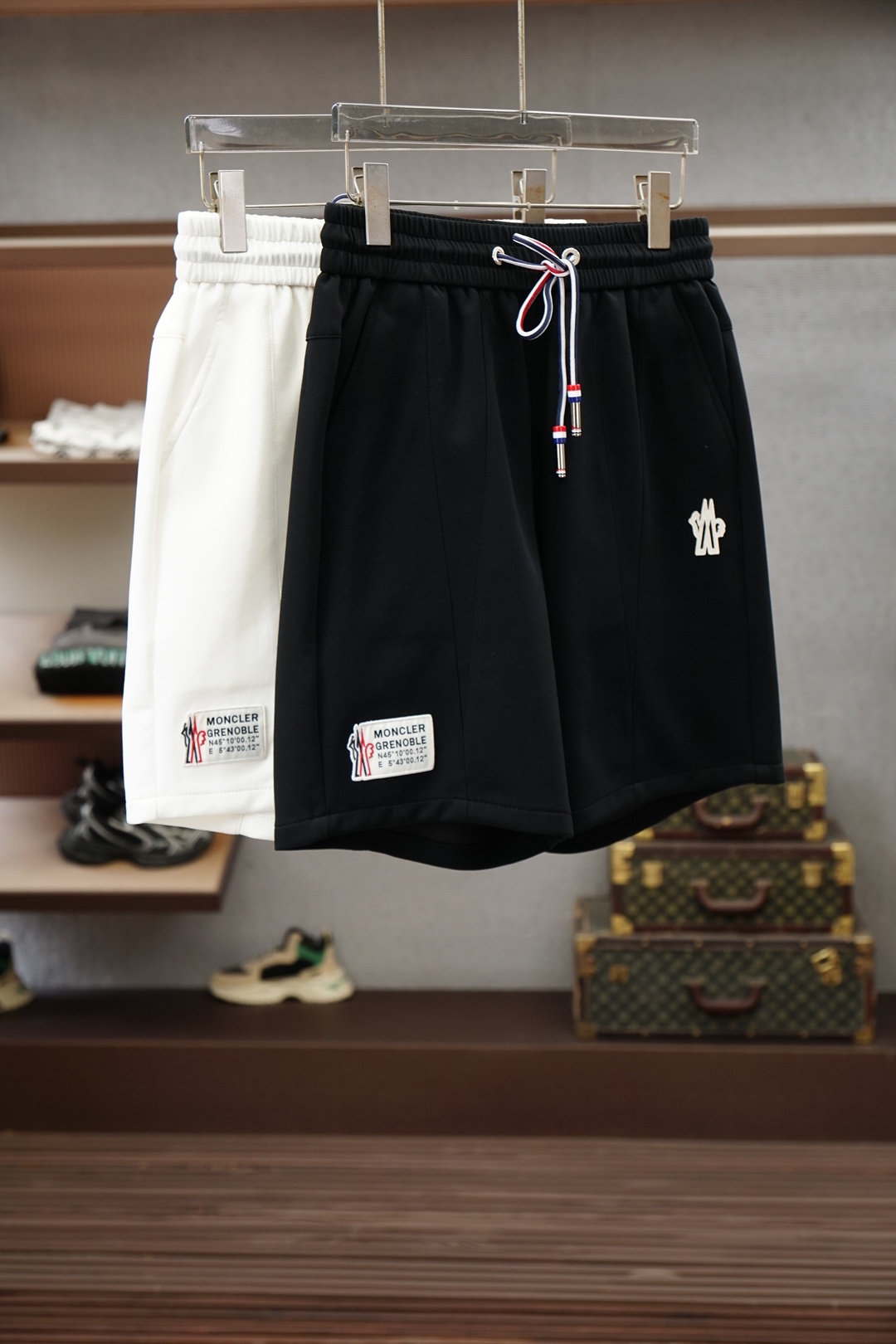 NO:935875,Mengkou's 2026 spring and summer new counter has the latest casual shorts. The original trousers are casual and versatile, with a casual and lazy style. Advanced customized high-weight and high-density ultra-thin high-weight jacquard fabrics, customized heavy jacquard craftsmanship, and overwhelming comfort. High-end atmosphere, whether you have the taste of summer, your first choice. M-3xL,,Moncler,shorts,19860909蒙口 2026春夏季新款专柜同步最新休闲短裤.原版裤型上身休闲百搭、随性慵懒范,高级定制高克重高密度超薄高克重提花面料,订制重工提花工艺,舒适感爆棚.高端大气,夏天的味道有没有,首选 .M-3xL,,Moncler,shorts,,Men's clothing