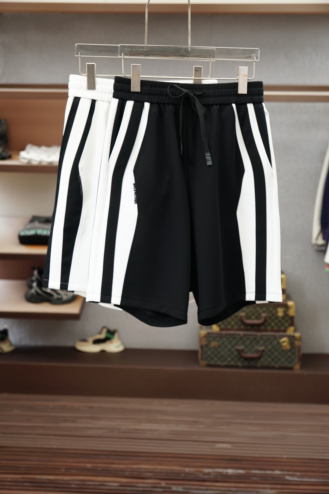 NO:935878,Balenciaga's 2026 spring and summer new counters are synchronized with the latest casual shorts. The original trousers are casual and versatile, with a casual and lazy style. Advanced customized high-weight and high-density ultra-thin high-weight jacquard fabrics, customized heavy jacquard craftsmanship, and overwhelming comfort. High-end atmosphere, whether you have the taste of summer, your first choice. M-3xL,, balenciaga, shorts,19860909巴黎世家 2026春夏季新款专柜同步最新休闲短裤.原版裤型上身休闲百搭、随性慵懒范,高级定制高克重高密度超薄高克重提花面料,订制重工提花工艺,舒适感爆棚.高端大气,夏天的味道有没有,首选 .M-3xL,,balenciaga,shorts,,Men's clothing