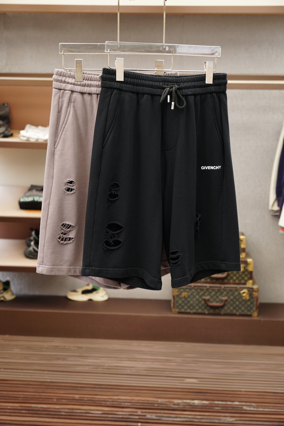 NO:935879,Givenchy's 2026 spring and summer new counters are synchronized with the latest casual shorts. The original trousers are casual and versatile, with a casual and lazy style. Advanced customized high-weight and high-density ultra-thin high-weight jacquard fabrics, customized heavy jacquard craftsmanship, and overwhelming comfort. High-end atmosphere, whether you have the taste of summer, your first choice. M-3xL,,givenchy,shorts,19860909纪梵希 2026春夏季新款专柜同步最新休闲短裤.原版裤型上身休闲百搭、随性慵懒范,高级定制高克重高密度超薄高克重提花面料,订制重工提花工艺,舒适感爆棚.高端大气,夏天的味道有没有,首选 .M-3xL,,givenchy,shorts,,Men's clothing