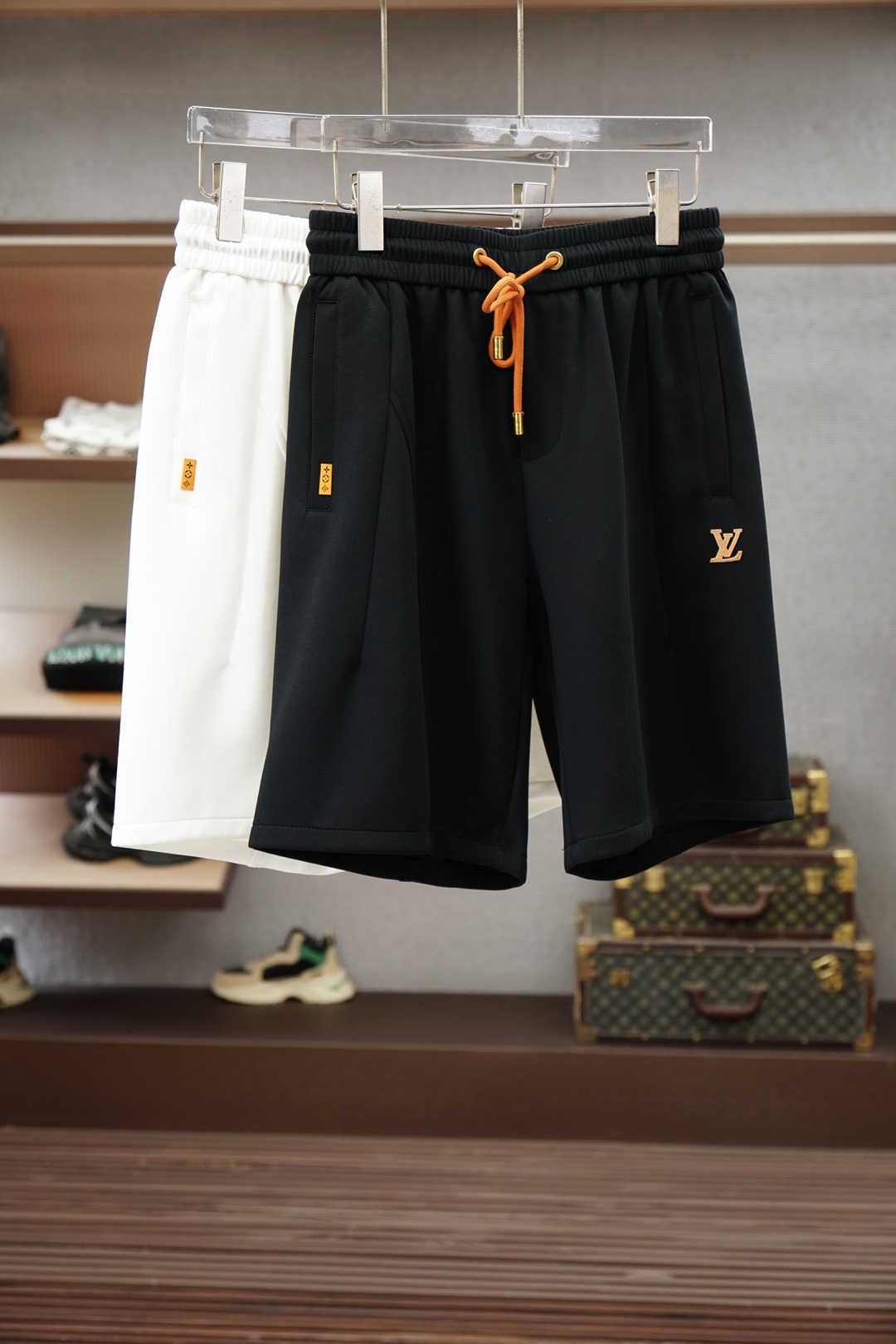 NO:935881,LV’s 2026 spring and summer new counters have the latest casual shorts. The original trousers are casual and versatile, with a casual and lazy style. Advanced custom-made high-weight and high-density ultra-thin high-weight jacquard fabrics, customized heavy jacquard craftsmanship, and overwhelming comfort. High-end atmosphere, whether you have the taste of summer, your first choice. M-3xL,, louis vuitton, shorts,19860909LV 2026春夏季新款专柜同步最新休闲短裤.原版裤型上身休闲百搭、随性慵懒范,高级定制高克重高密度超薄高克重提花面料,订制重工提花工艺,舒适感爆棚.高端大气,夏天的味道有没有,首选 .M-3xL,,louis vuitton,shorts,,Men's clothing