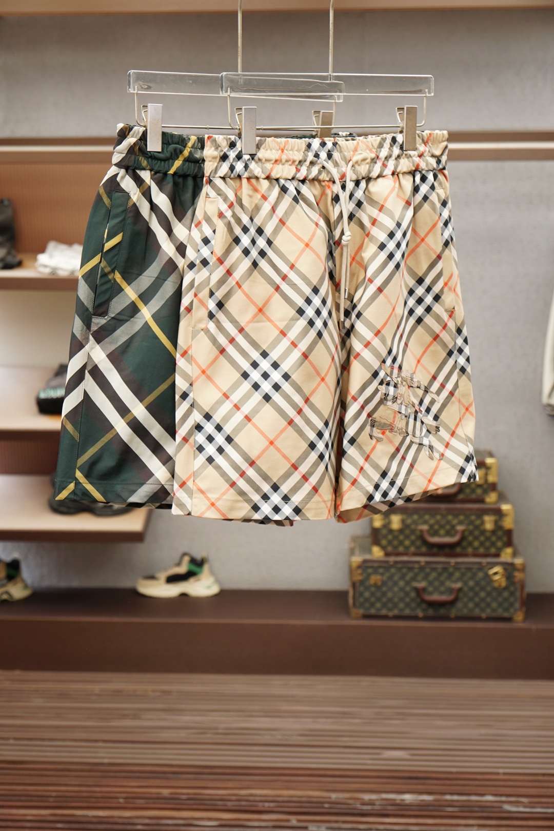 NO:935883,Burberry's 2026 spring and summer new counters are synchronized with the latest casual shorts. The original trousers are casual and versatile, with a casual and lazy style, advanced customized high-weight and high-density ultra-thin high-weight jacquard fabrics, customized heavy jacquard craftsmanship, and overwhelming comfort. High-end atmosphere, whether you have the taste of summer, your first choice. M-3xL,, burberry, shorts,19860909巴宝莉 2026春夏季新款专柜同步最新休闲短裤.原版裤型上身休闲百搭、随性慵懒范,高级定制高克重高密度超薄高克重提花面料,订制重工提花工艺,舒适感爆棚.高端大气,夏天的味道有没有,首选 .M-3xL,,burberry,shorts,,Men's clothing