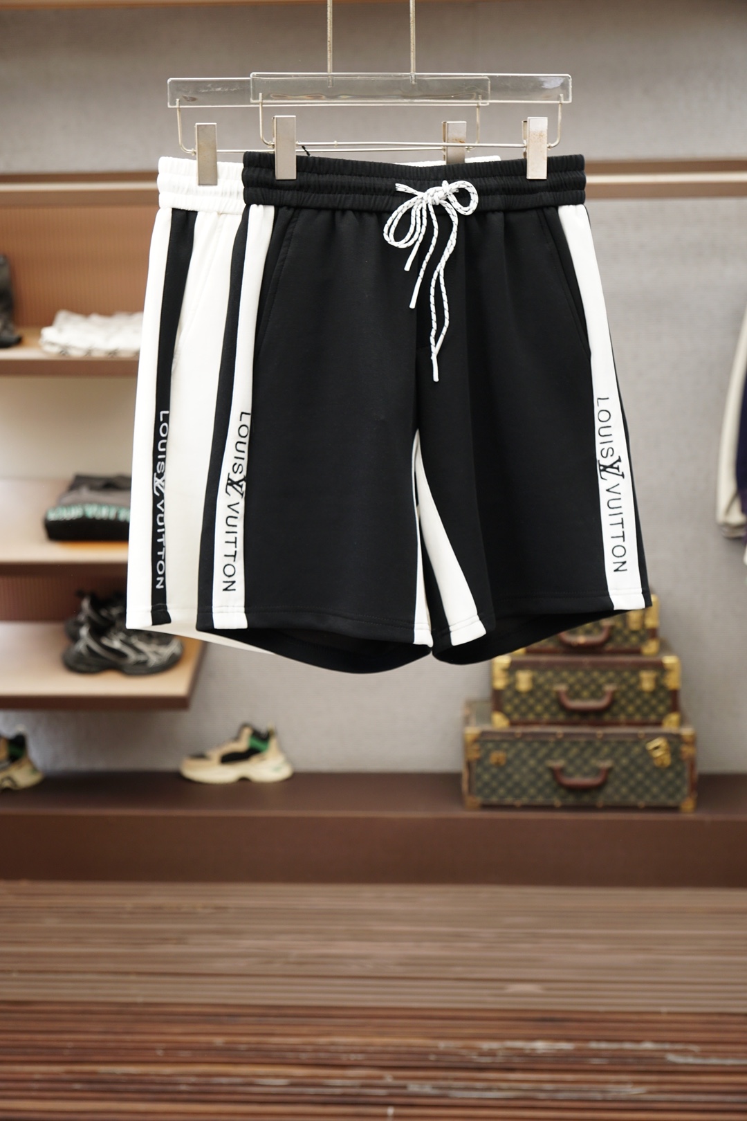NO:935885,Lv 2026 spring and summer new counters have the latest casual shorts. The original trousers are casual and versatile, with a casual and lazy style. Advanced custom-made high-weight and high-density ultra-thin high-weight jacquard fabrics, customized heavy-duty jacquard craftsmanship, and overwhelming comfort. High-end atmosphere, whether you have the taste of summer, your first choice. M-3xL,, louis vuitton, shorts,19860909Lv 2026春夏季新款专柜同步最新休闲短裤.原版裤型上身休闲百搭、随性慵懒范,高级定制高克重高密度超薄高克重提花面料,订制重工提花工艺,舒适感爆棚.高端大气,夏天的味道有没有,首选 .M-3xL,,louis vuitton,shorts,,Men's clothing