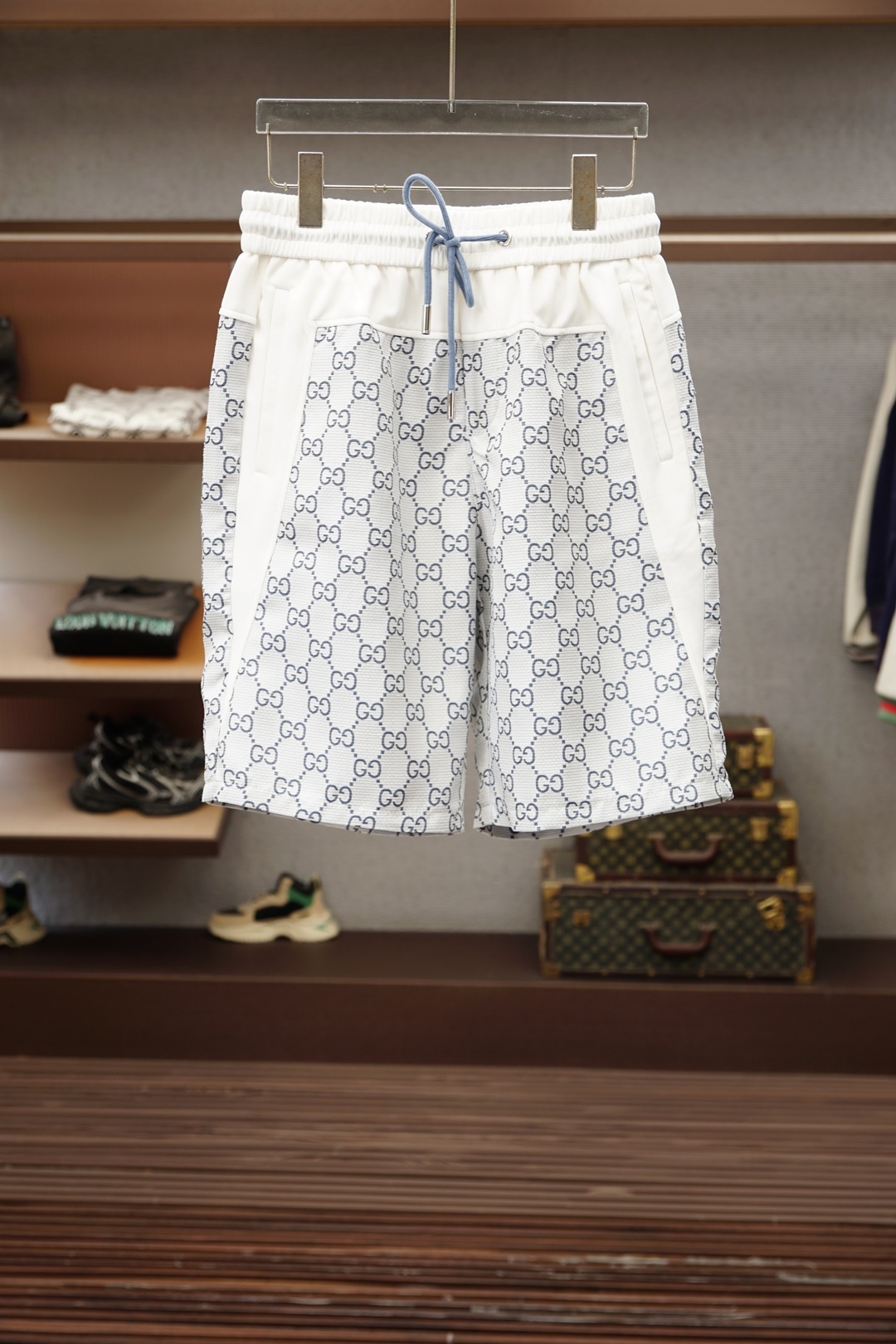 NO:935887,Gucci's 2026 spring and summer new styles are the latest casual shorts at the counter. The original trousers are casual and versatile, with a casual and lazy style, advanced custom high-weight, high-density ultra-thin high-weight jacquard fabrics, customized heavy jacquard craftsmanship, and overwhelming comfort. High-end atmosphere, whether you have the taste of summer, your first choice. M-3xL,,gucci,shorts,19860909古驰 2026春夏季新款专柜同步最新休闲短裤.原版裤型上身休闲百搭、随性慵懒范,高级定制高克重高密度超薄高克重提花面料,订制重工提花工艺,舒适感爆棚.高端大气,夏天的味道有没有,首选 .M-3xL,,gucci,shorts,,Men's clothing