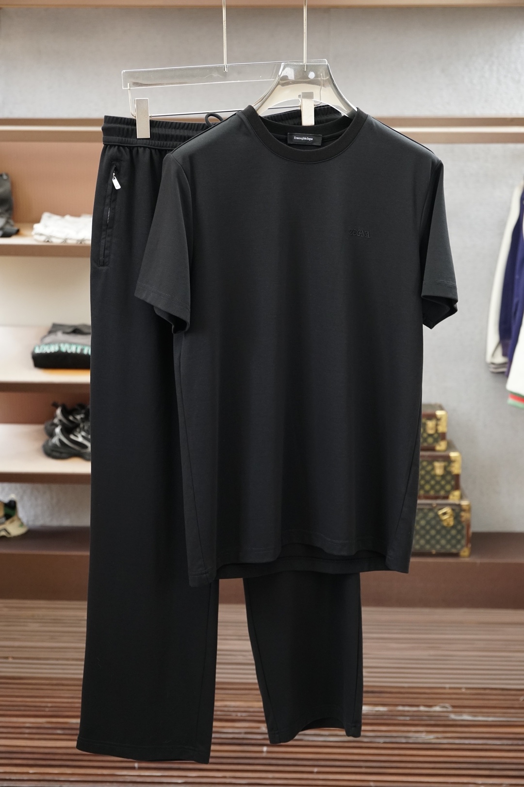 NO:935891,Zegna/2026 summer latest suit, 2026 summer classic design short-sleeved T-shirt shorts suit, customized jacquard cotton fabric, soft to the touch, comfortable to wear, fine workmanship. The upper body effect is incomparably handsome, size M-3XL, one set without disassembly,,zegna,shorts,T-shirt,tees,t-shirt,19860909杰尼亚/2026夏季最新款套装,2026夏款经典设计短袖T恤短裤套装,,定制提花纯棉面料,手感柔软,穿着舒适,做工精细.上身效果无敌帅气,码数M-3XL 一套不拆,,zegna,shorts,T-shirt,tees，t-shirt,,Men's clothing