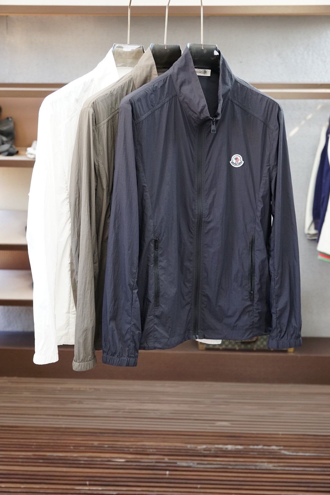 NO:935897,Mengkou - 2026 summer sun protection clothing, exclusive for new original men's casual spring and summer thin coats, sun protection clothing. Breathable and comfortable, high-end customization, high version, fashionable and versatile, popular imported fabrics, super soft and delicate to the touch, skin-friendly and comfortable to wear, high-end boutique, the upper body is exquisitely made by the factory, a must-have item for men, complete with three standards, size M-3XL,, Moncler, jackets & coats,19860909蒙口-2026夏季防晒衣,独家专供新款原单男士休闲春夏薄外套 防晒衣.透气舒适 高端定制 高版本 时尚百搭爆款进口面料 手感超柔软细腻 穿着亲肤舒适 高端精品 代工厂精细做上身非常赞 男士必备单品 三标齐全 码数M-3XL,,Moncler,jackets & coats,,Men's clothing