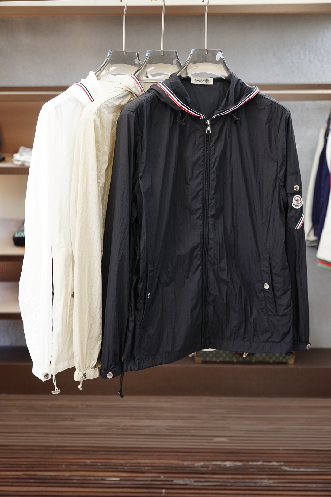 NO:935882,Mengkou - 2026 summer sun protection clothing, exclusive for new original men's casual spring and summer thin coats, sun protection clothing. Breathable and comfortable, high-end customization, high version, fashionable and versatile, popular imported fabrics, super soft and delicate to the touch, skin-friendly and comfortable to wear, high-end boutique, the upper body is exquisitely made by the factory, a must-have item for men, complete with three standards, size M-3XL,, Moncler, jackets & coats,19860909蒙口-2026夏季防晒衣,独家专供新款原单男士休闲春夏薄外套 防晒衣.透气舒适 高端定制 高版本 时尚百搭爆款进口面料 手感超柔软细腻 穿着亲肤舒适 高端精品 代工厂精细做上身非常赞 男士必备单品 三标齐全 码数M-3XL,,Moncler,jackets & coats,,Men's clothing
