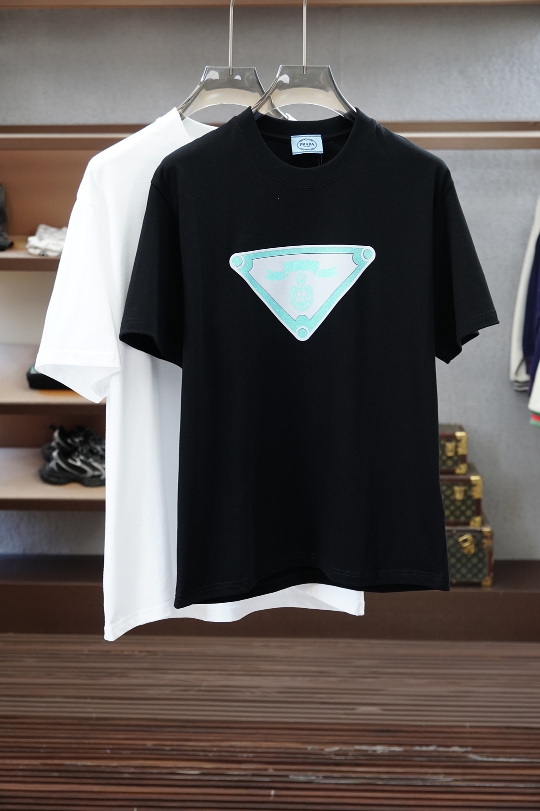 NO:935927,Prada  Super popular recommendation, spring and summer new men's clothing series popular round neck short sleeves - as the most classic item of the year, it has been re-interpreted, unique style design, simple and elegant, customized fabrics, excellent texture, the fabrics are made of high quality, feel very soft and delicate, breathable  Strong, unique insights are obvious in details, simplicity is more versatile, full of design sense, workmanship details are more meticulous, and the cutting of the pattern is impeccable, perfect display, simple yet fashionable and charming,, prada, T-shirt,19860909普拉达 超级爆款推荐,春夏新品男装系列爆款圆领短袖-作为年度最是经典单品,经过设计重新演绎,独特风格设计,简约大气,定制面料,质感绝佳,面料采用优质,手感非常柔软细腻,透气性强,细节上显而易见的独特见解,简约更百搭,满满的设计感,做工细节上更为细致入微,版型的裁剪也是无从挑剔,完美的展现,简约而不失时尚与魅力,,prada,T-shirt,,Men's clothing