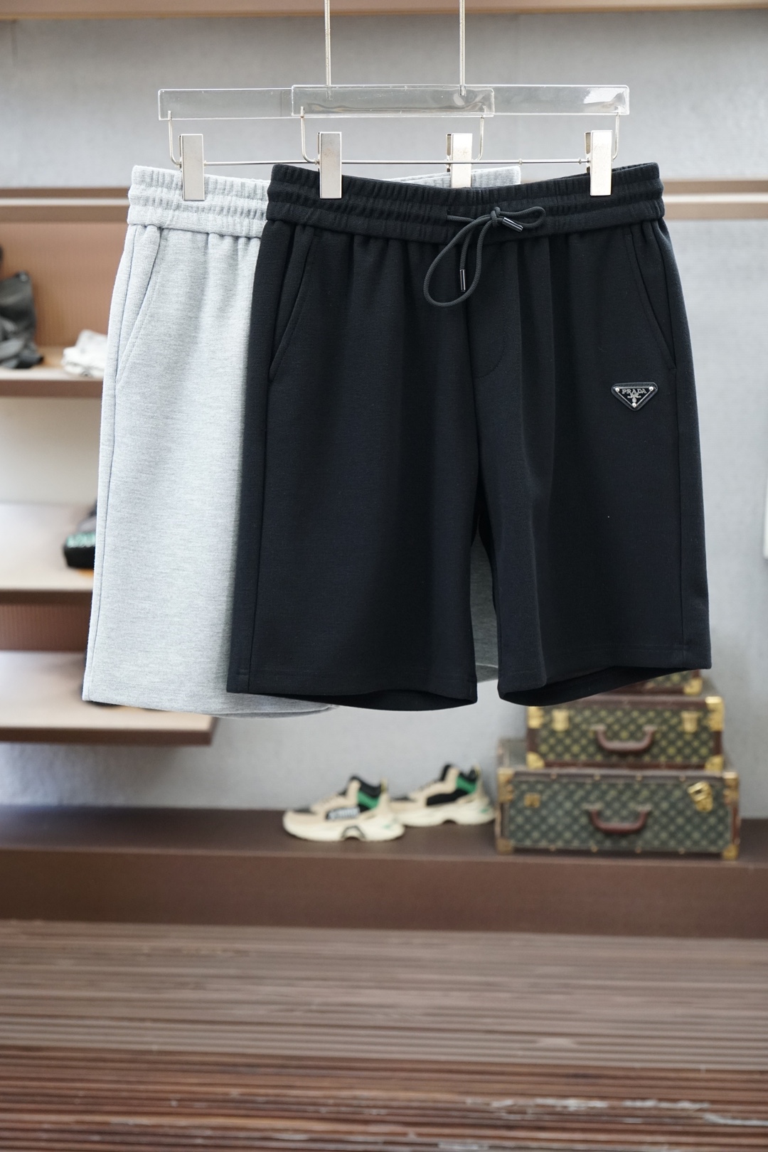 NO:935906,Prada's 2026 spring and summer new counters are synchronized with the latest casual shorts. The original trousers have a casual and versatile upper body, casual and lazy style, advanced customized high-weight and high-density ultra-thin high-weight jacquard fabrics, customized heavy jacquard craftsmanship, and overwhelming comfort. High-end atmosphere, whether you have the taste of summer, your first choice. M-3xL,, prada, shorts,19860909普拉达 2026春夏季新款专柜同步最新休闲短裤.原版裤型上身休闲百搭、随性慵懒范,高级定制高克重高密度超薄高克重提花面料,订制重工提花工艺,舒适感爆棚.高端大气,夏天的味道有没有,首选 .M-3xL,,prada,shorts,,Men's clothing