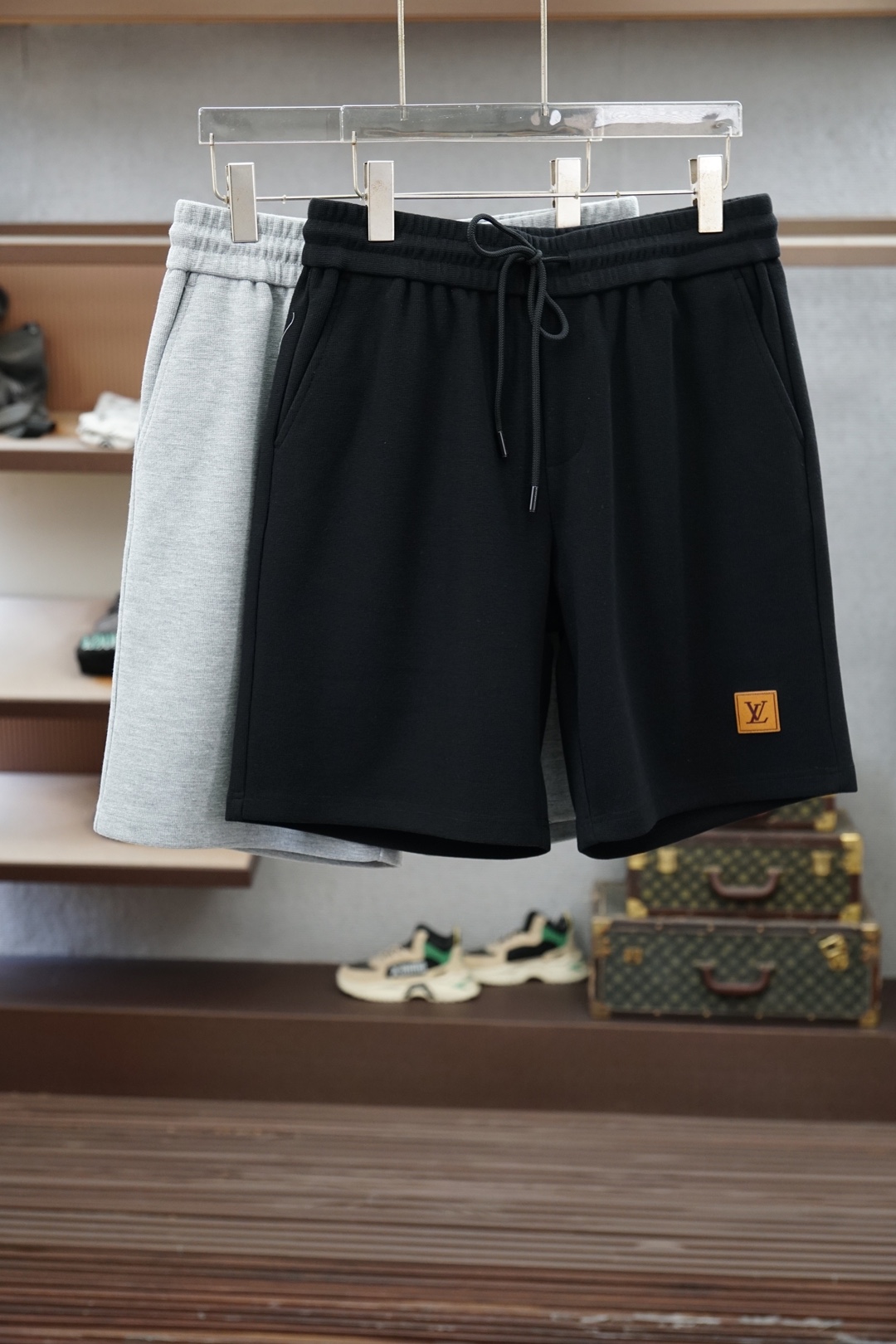 NO:935909,LV’s 2026 spring and summer new counters have the latest casual shorts. The original trousers are casual and versatile, with a casual and lazy style. Advanced custom-made high-weight and high-density ultra-thin high-weight jacquard fabrics, customized heavy jacquard craftsmanship, and overwhelming comfort. High-end atmosphere, whether you have the taste of summer, your first choice. M-3xL,, louis vuitton, shorts,19860909LV 2026春夏季新款专柜同步最新休闲短裤.原版裤型上身休闲百搭、随性慵懒范,高级定制高克重高密度超薄高克重提花面料,订制重工提花工艺,舒适感爆棚.高端大气,夏天的味道有没有,首选 .M-3xL,,louis vuitton,shorts,,Men's clothing