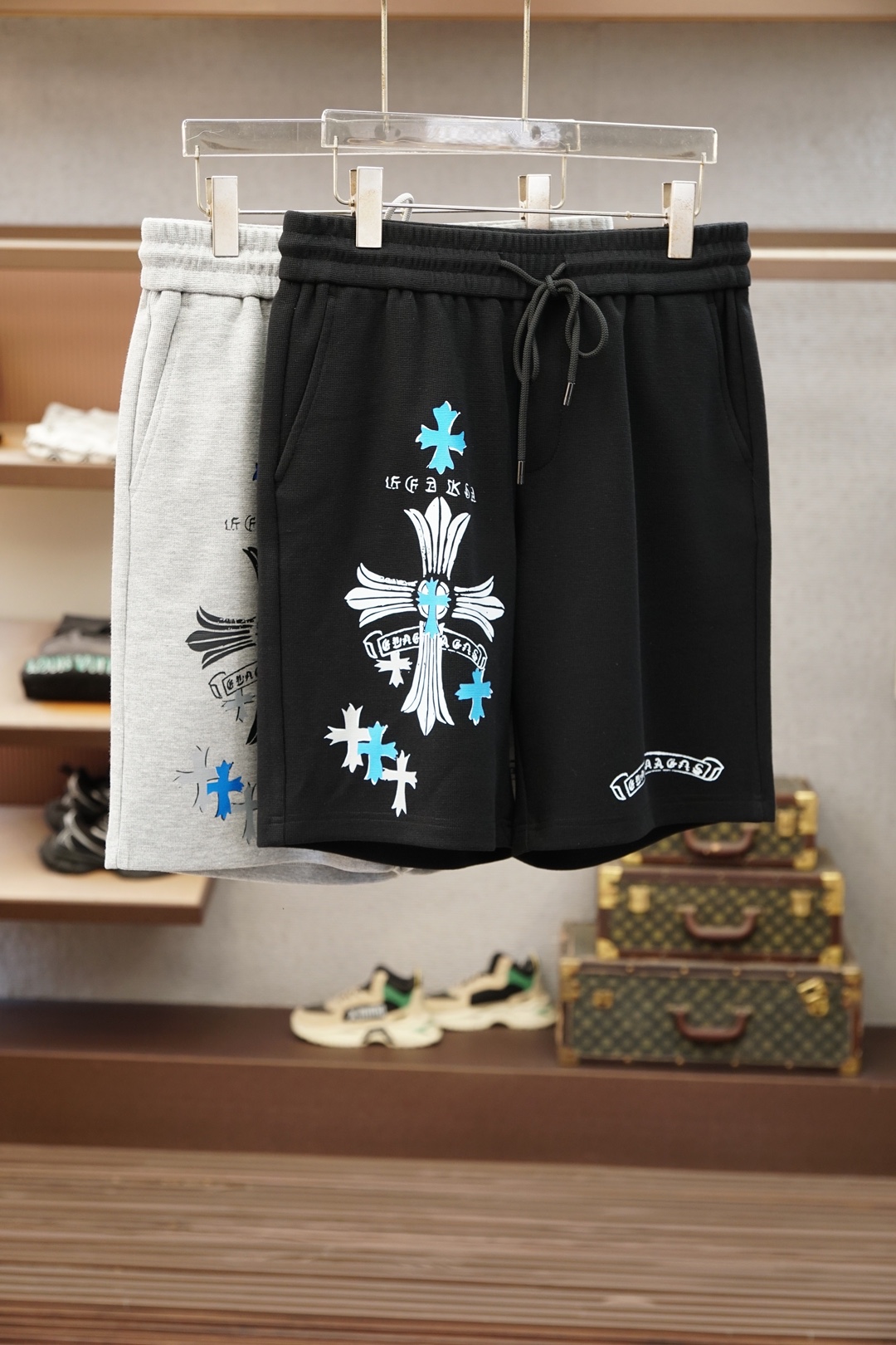 NO:935918,Chrome Hearts 2026 spring and summer new counter syncs with the latest casual shorts. The original pants type upper body is casual and versatile, casual and lazy style, advanced customized high weight and high density ultra-thin high weight jacquard fabric, customized heavy jacquard craftsmanship, overwhelming comfort. High-end atmosphere, whether you have the taste of summer, your first choice. M-3xL,, chrome hearts, shorts,19860909克罗心 2026春夏季新款专柜同步最新休闲短裤.原版裤型上身休闲百搭、随性慵懒范,高级定制高克重高密度超薄高克重提花面料,订制重工提花工艺,舒适感爆棚.高端大气,夏天的味道有没有,首选 .M-3xL,,chrome hearts,shorts,,Men's clothing