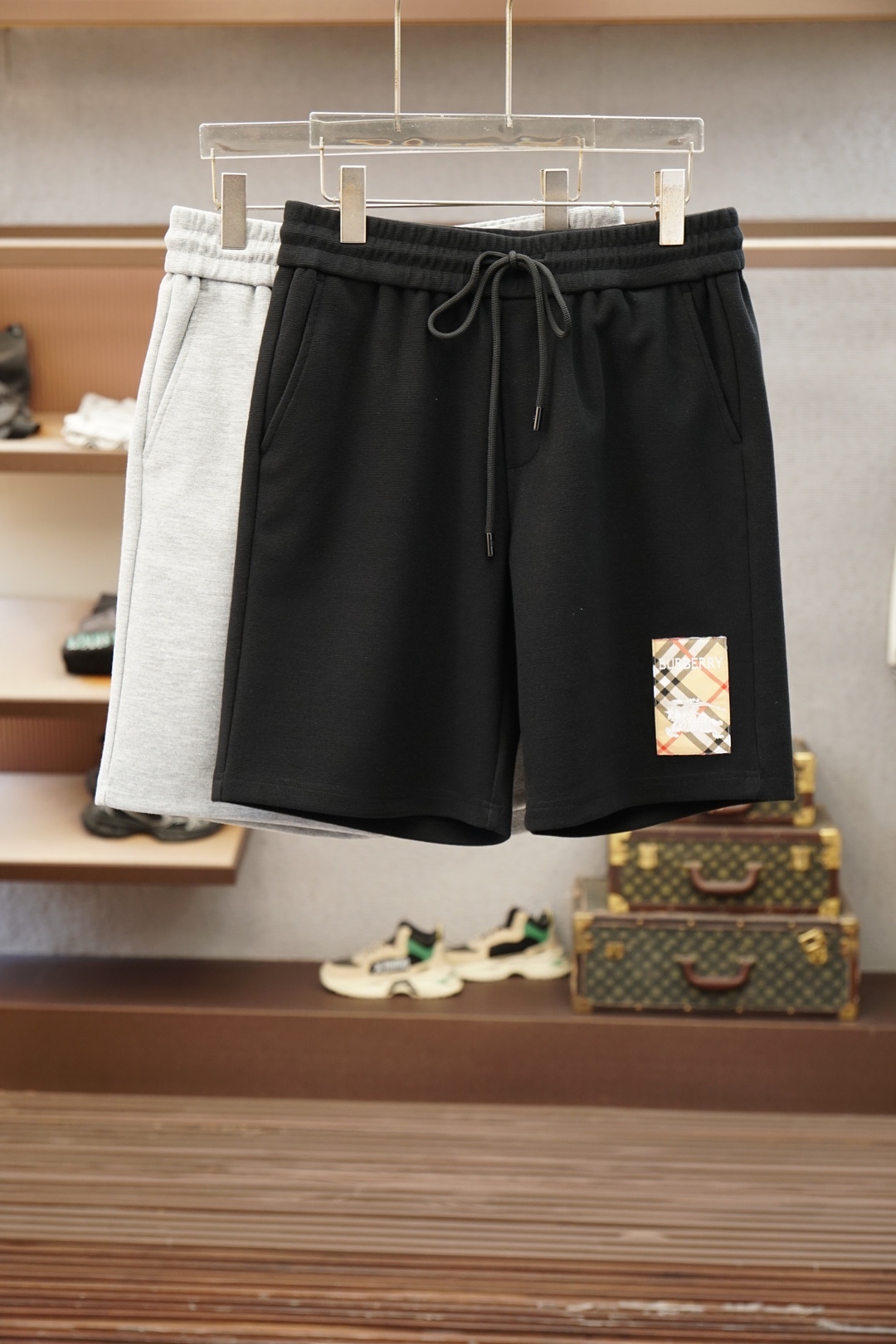 NO:935921,Burberry's 2026 spring and summer new counters are synchronized with the latest casual shorts. The original trousers are casual and versatile, with a casual and lazy style, advanced customized high-weight and high-density ultra-thin high-weight jacquard fabrics, customized heavy jacquard craftsmanship, and overwhelming comfort. High-end atmosphere, whether you have the taste of summer, your first choice. M-3xL,, burberry, shorts,19860909巴宝莉 2026春夏季新款专柜同步最新休闲短裤.原版裤型上身休闲百搭、随性慵懒范,高级定制高克重高密度超薄高克重提花面料,订制重工提花工艺,舒适感爆棚.高端大气,夏天的味道有没有,首选 .M-3xL,,burberry,shorts,,Men's clothing