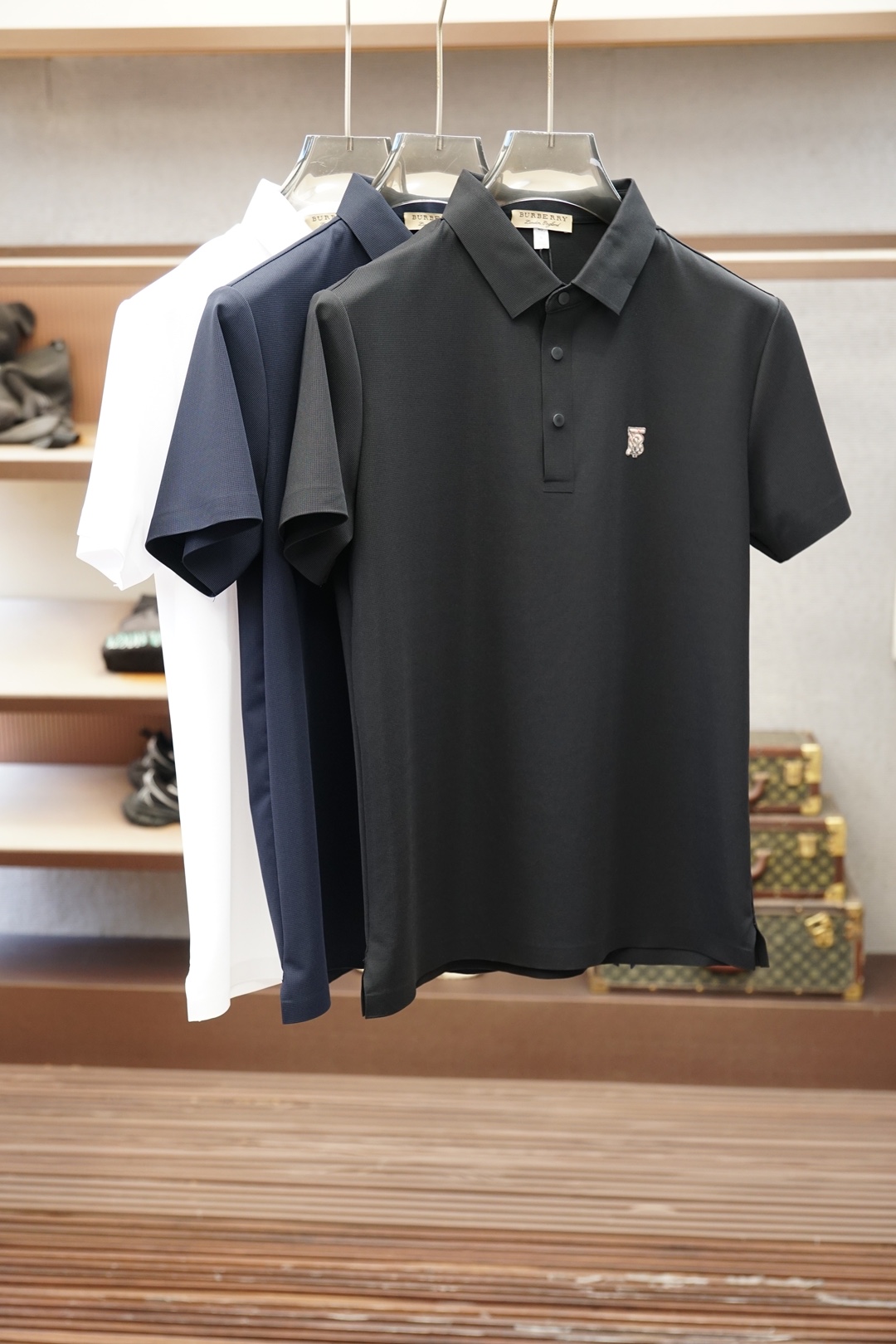 NO:935888,Burberry  The 2026 spring and summer new men's short-sleeved shirt outlines the classic silhouette with clean and simple lines, and the solid color main tone reveals exquisite details in a low-key manner. The short-sleeved design fits the body shape, taking into account both practicality and elegance. The small embroidered logo on the left chest shows the brand identity in a low-key manner, unobtrusive but with its own style. Fabric  Made of elastic ice silk, it feels soft and skin-friendly, breathable and sweat-absorbent, adapts to the changeable climate of spring and summer, and is suitable for daily commuting or leisure occasions. The original Italian craftsmanship reflects the spirit of ingenuity from weaving to tailoring. The version is crisp and stylish, and it is not easy to deform after long-term wear. The overall style combines business casual and urban luxury.  It is suitable for pairing with trousers to create an elite image in the workplace, or with denim shorts for a casual weekend style. Simple but not simple, classic with new ideas, it is a must-have item for modern men's wardrobe who pursue texture and taste. The attention to detail, such as the details on the collar and cuffs, make the entire dress stand out.  It feels more layered and high-end. Wearing it is not only the pursuit of a comfortable life, but also the interpretation of an exquisite lifestyle. The color is black, M-4XL (model weighs 173,143 pounds, upper body size L), burberry, shorts, T-shirt,19860909巴宝莉 2026春夏新品男士短袖衬衣,以利落简约线条勾勒经典轮廓,纯色主调低调中流露精致细节.短袖设计贴合身形,兼顾实用与优雅.左胸处小巧刺绣Logo,低调彰显品牌身份,不张扬却自有格调.面料选用弹力冰丝,触感柔软亲肤,透气吸汗,适应春夏多变气候,日常通勤或休闲场合皆宜.意大利原厂工艺,从织造到剪裁均体现匠心精神,版型挺括有型,久穿不易变形.整体风格融合商务休闲与都市轻奢,既适合搭配西裤打造职场精英形象,也可配牛仔短裤演绎周末随性风尚.简约而不简单,经典中见新意,是追求质感与品味的现代男士衣橱必备单品.细节处的用心,如领口与袖口的细节点缀,让整件衣服在视觉上更具层次感与高级感.穿上它,不仅是对舒适生活的追求,更是对精致生活方式的诠释.颜色黑,M-4XL（模特173,143斤上身L码）,,burberry,shorts,T-shirt,,Men's clothing