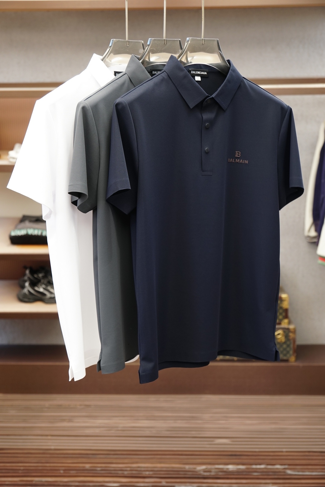 NO:935890,Balenciaga  The 2026 spring and summer new men's short-sleeved shirt outlines the classic silhouette with clean and simple lines, and the solid color main tone reveals exquisite details in a low-key manner. The short-sleeved design fits the body shape, taking into account both practicality and elegance. The small embroidered logo on the left chest shows the brand identity in a low-key manner, unobtrusive but with its own style. Fabric  Made of elastic ice silk, it feels soft and skin-friendly, breathable and sweat-absorbent, adapts to the changeable climate of spring and summer, and is suitable for daily commuting or leisure occasions. The original Italian craftsmanship reflects the spirit of ingenuity from weaving to tailoring. The version is crisp and stylish, and it is not easy to deform after long-term wear. The overall style combines business casual and urban luxury, both  Suitable for pairing with trousers to create an elite image in the workplace, or with denim shorts for a casual weekend style. Simple but not simple, classic with new ideas, it is a must-have item for modern men's wardrobe who pursue texture and taste. The careful attention to details, such as the details on the collar and cuffs, make the entire dress visually striking.  It has a more layered and high-end feel. Wearing it is not only the pursuit of a comfortable life, but also the interpretation of an exquisite lifestyle. Color black, M-4XL (model weighs 173,143 pounds, upper body size L), balenciaga, shorts, T-shirt,19860909巴黎世家 2026春夏新品男士短袖衬衣,以利落简约线条勾勒经典轮廓,纯色主调低调中流露精致细节.短袖设计贴合身形,兼顾实用与优雅.左胸处小巧刺绣Logo,低调彰显品牌身份,不张扬却自有格调.面料选用弹力冰丝,触感柔软亲肤,透气吸汗,适应春夏多变气候,日常通勤或休闲场合皆宜.意大利原厂工艺,从织造到剪裁均体现匠心精神,版型挺括有型,久穿不易变形.整体风格融合商务休闲与都市轻奢,既适合搭配西裤打造职场精英形象,也可配牛仔短裤演绎周末随性风尚.简约而不简单,经典中见新意,是追求质感与品味的现代男士衣橱必备单品.细节处的用心,如领口与袖口的细节点缀,让整件衣服在视觉上更具层次感与高级感.穿上它,不仅是对舒适生活的追求,更是对精致生活方式的诠释.颜色黑,M-4XL（模特173,143斤上身L码）,,balenciaga,shorts,T-shirt,,Men's clothing