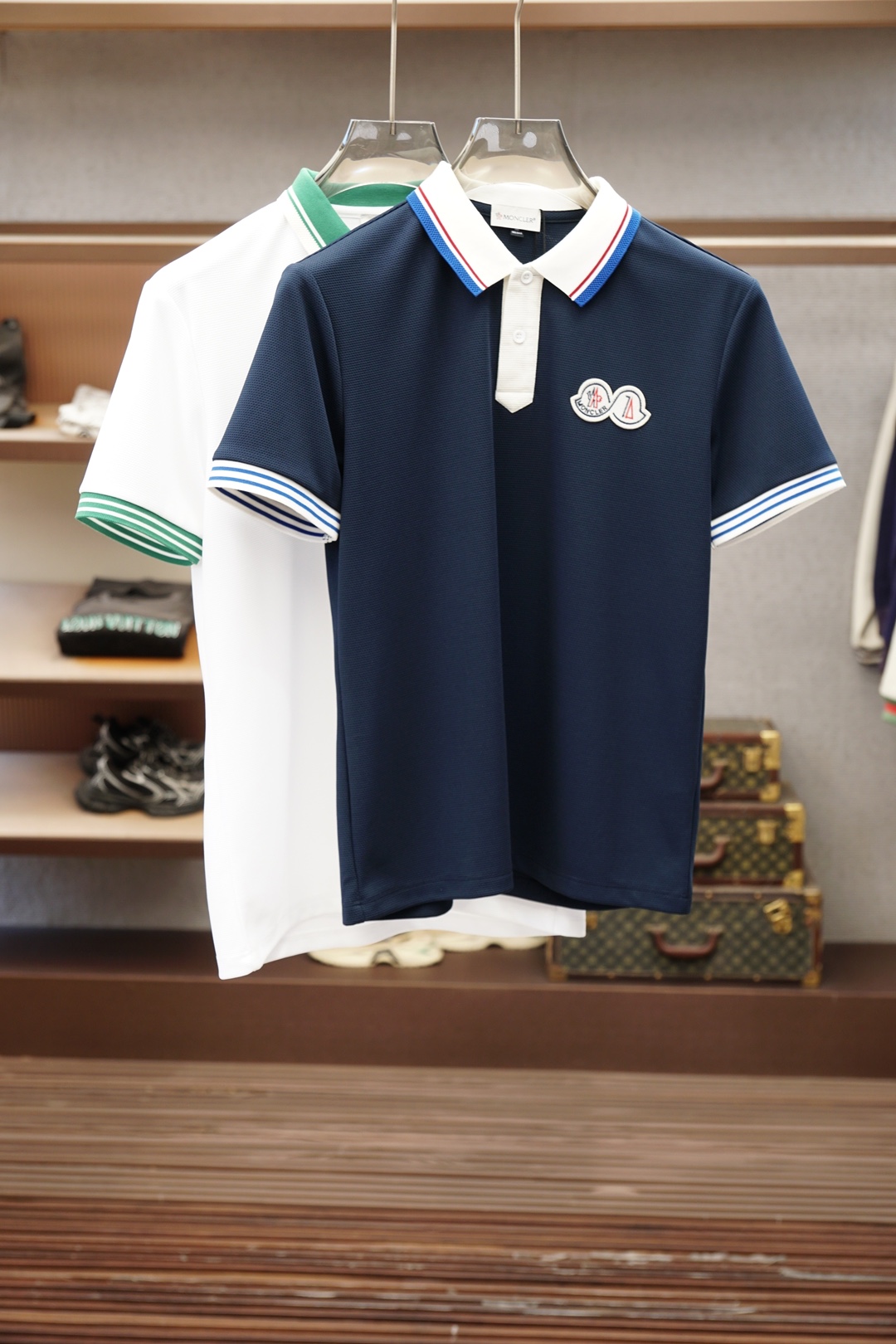 NO:935892,Mouth covering  The 2026 spring and summer new men's short-sleeved shirt outlines the classic silhouette with clean and simple lines, and the solid color main tone reveals exquisite details in a low-key manner. The short-sleeved design fits the body shape, taking into account both practicality and elegance. The small embroidered logo on the left chest shows the brand identity in a low-key manner, without being ostentatious but with its own style.  The material is made of elastic ice silk, which is soft to the touch, skin-friendly, breathable and sweat-absorbent, adaptable to the changeable climate of spring and summer, and suitable for daily commuting or leisure occasions. Original Italian craftsmanship, from weaving to tailoring, reflects the spirit of ingenuity, the version is crisp and stylish, and it is not easy to deform after long-term wear. The overall style combines business casual and urban luxury  , suitable for pairing with trousers to create an elite image in the workplace, or paired with denim shorts for a casual weekend style. Simple but not simple, classic with new ideas, it is a must-have item for modern men's wardrobe who pursue texture and taste. The careful attention to details, such as the details on the collar and cuffs, make the whole dress look elegant.  It is visually more layered and high-end. Wearing it is not only the pursuit of a comfortable life, but also the interpretation of an exquisite lifestyle. The color is black, M-4XL (model weighs 173,143 pounds, upper body size L), Moncler, shorts, T-shirt,19860909蒙口 2026春夏新品男士短袖衬衣,以利落简约线条勾勒经典轮廓,纯色主调低调中流露精致细节.短袖设计贴合身形,兼顾实用与优雅.左胸处小巧刺绣Logo,低调彰显品牌身份,不张扬却自有格调.面料选用弹力冰丝,触感柔软亲肤,透气吸汗,适应春夏多变气候,日常通勤或休闲场合皆宜.意大利原厂工艺,从织造到剪裁均体现匠心精神,版型挺括有型,久穿不易变形.整体风格融合商务休闲与都市轻奢,既适合搭配西裤打造职场精英形象,也可配牛仔短裤演绎周末随性风尚.简约而不简单,经典中见新意,是追求质感与品味的现代男士衣橱必备单品.细节处的用心,如领口与袖口的细节点缀,让整件衣服在视觉上更具层次感与高级感.穿上它,不仅是对舒适生活的追求,更是对精致生活方式的诠释.颜色黑,M-4XL（模特173,143斤上身L码）,,Moncler,shorts,T-shirt,,Men's clothing