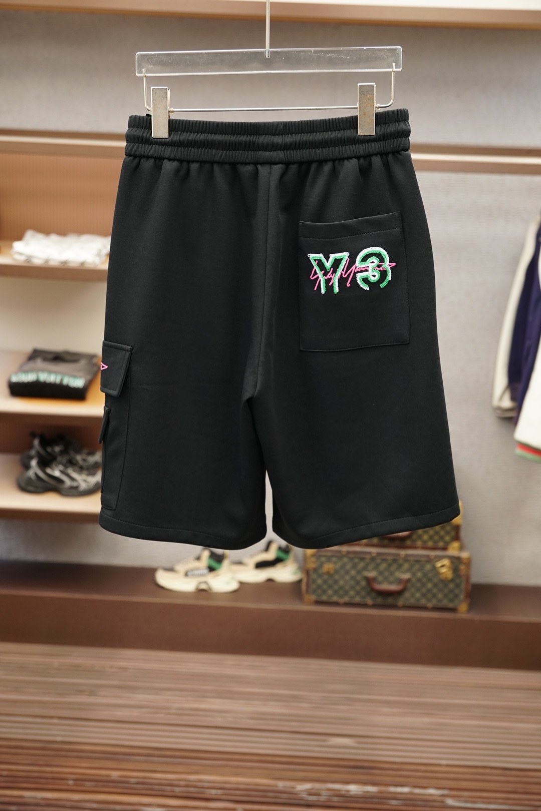Y32026春夏季新款🆗💕❤️专柜同步最新休闲短裤。原版裤型上身休闲百搭、随性慵懒范，高级定制高克重高密
