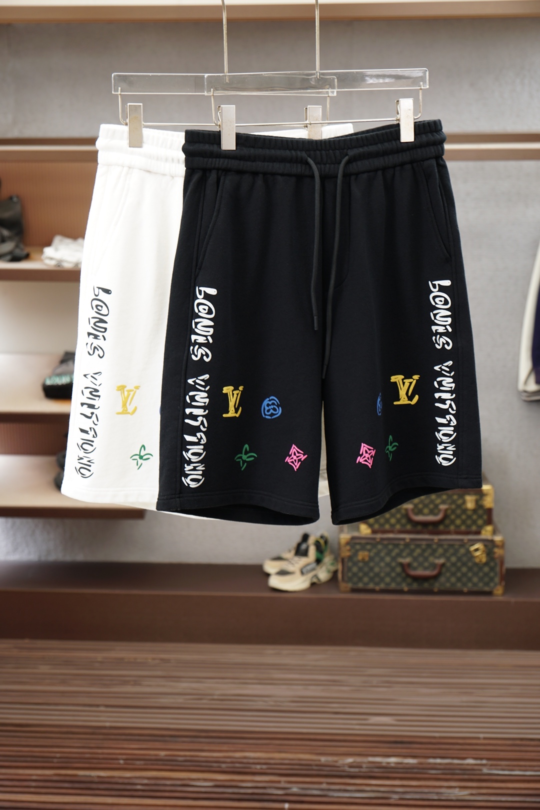 NO:946387,LV/2026 ultra-thin, simple, high-end, light luxury style denim shorts, cut-out design for men, all-match business jeans for commuting. Simple but not simple. Symbolizing comfort and elegance!  !  Full of style. Super stylish, simple and comfortable!  It feels gentle and delicate, and the thickness is also designed to be thin for spring and summer. It is super soft and breathable, just suitable for this season. It is very high-end, rich in design, and the upper body effect is great!  Produced by the original factory, recommended for the first time in the industry, a good product that every brother should configure!  Recommended product sizes are 29-38, Louis Vuitton, shorts, Jeans,19860909LV/2026超薄款简约高端轻奢范牛仔短裤,版型裁剪设计男士通勤百搭商务牛仔裤 简约不简单.象征着舒适、优雅！！十足腔调.超有型,简洁舒适！手感温和、触感细腻,厚度也为春夏薄款设计,超柔和透气,正适合这个时节,非常高档,及其富有设计感,上身效果非常棒！原厂代工出品,业内首发推荐,每个兄弟都应该配置的好货！ 单品尺码推荐29-38,,louis vuitton,shorts,jeans,,Men's clothing